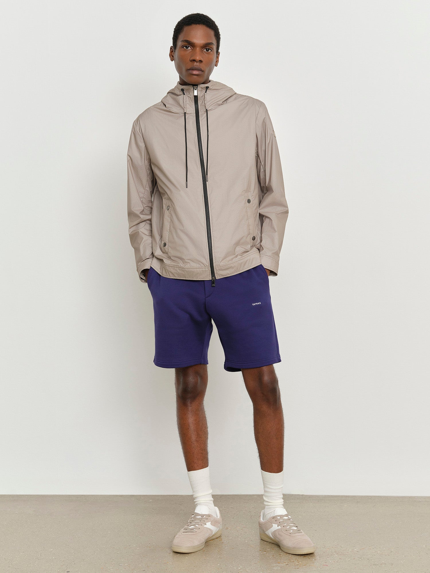 モデル身長185cm、着用サイズ3、着用カラーGRAY