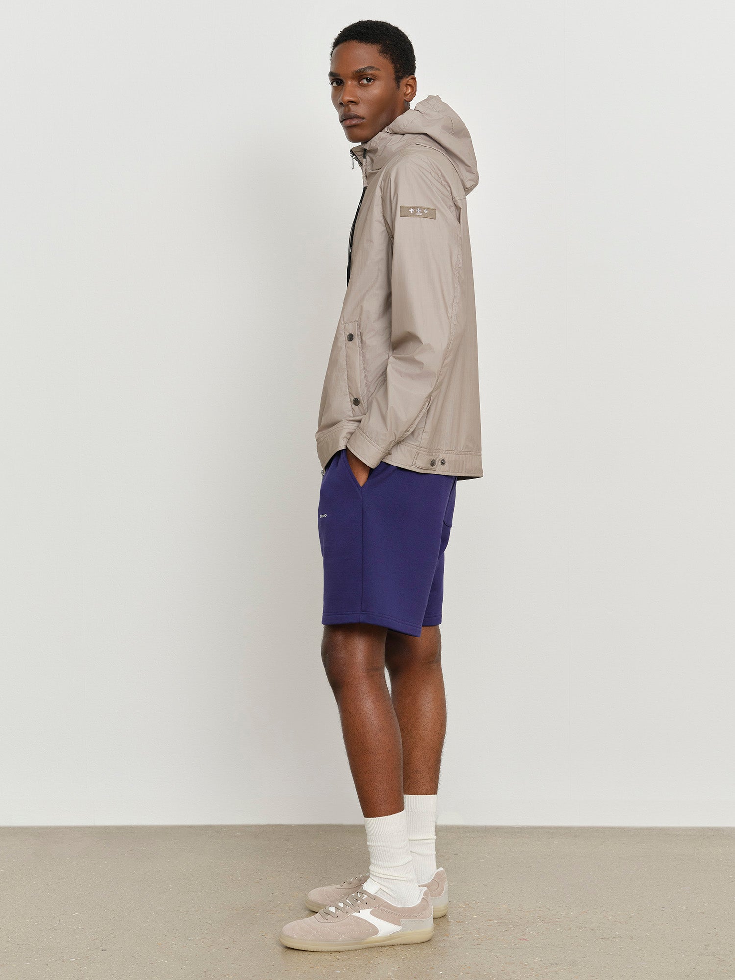 モデル身長185cm、着用サイズ3、着用カラーGRAY