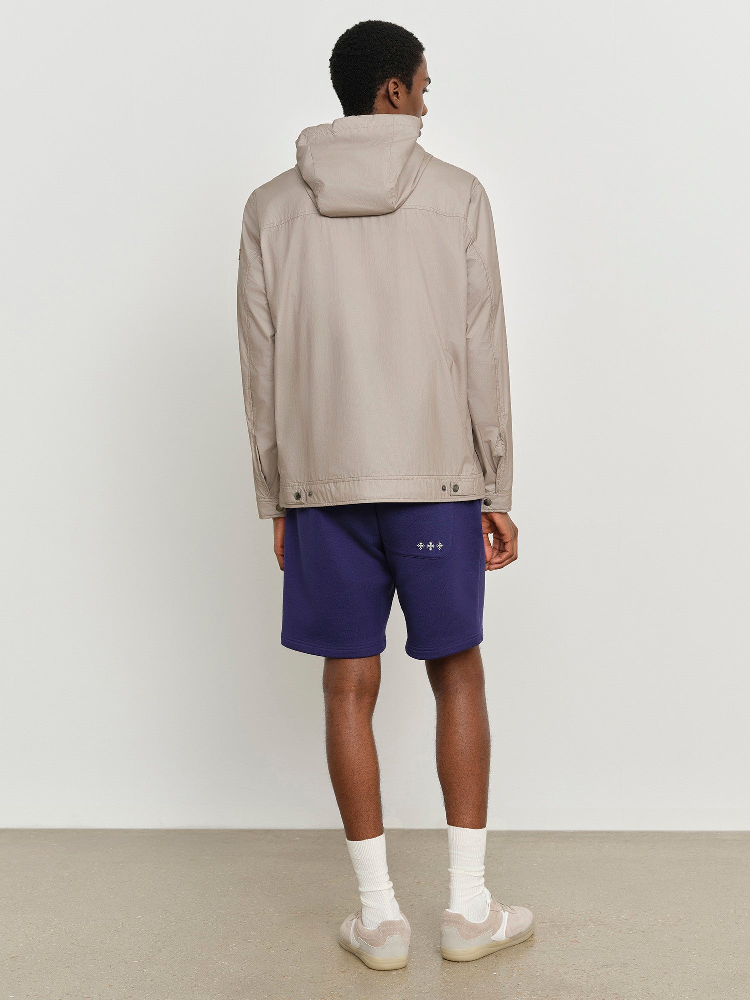 モデル身長185cm、着用サイズ3、着用カラーGRAY