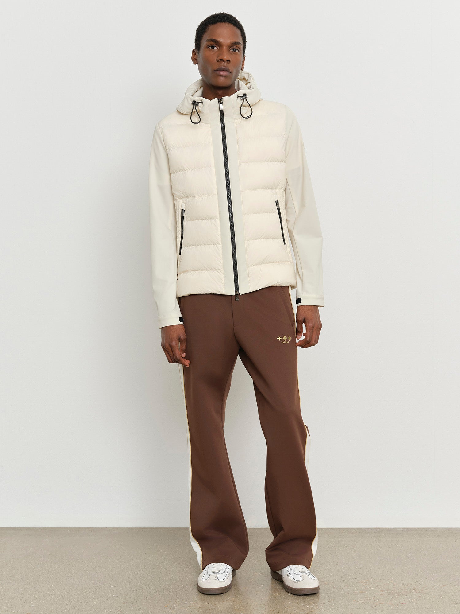 モデル身長185cm、着用サイズ3、着用カラーIVORY