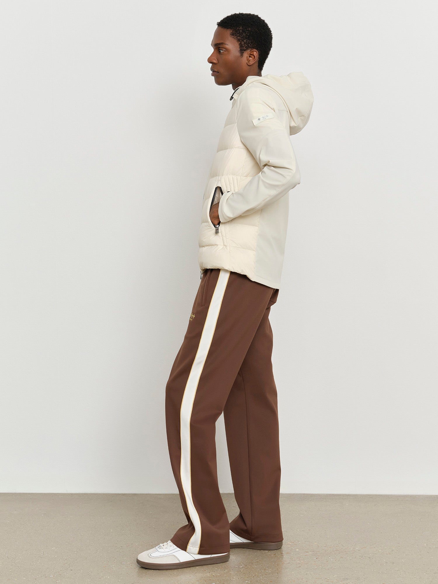 モデル身長185cm、着用サイズ3、着用カラーIVORY