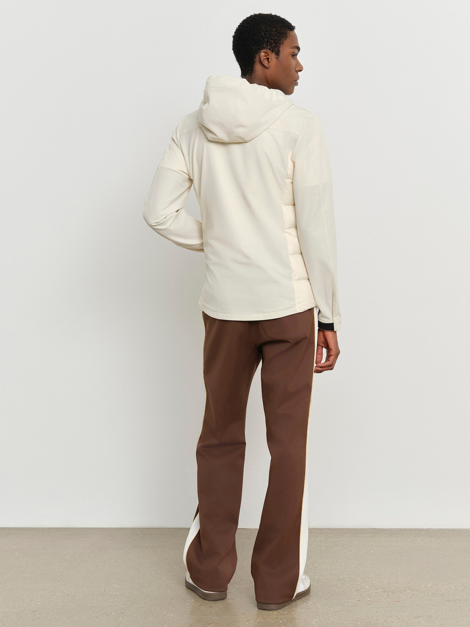 モデル身長185cm、着用サイズ3、着用カラーIVORY