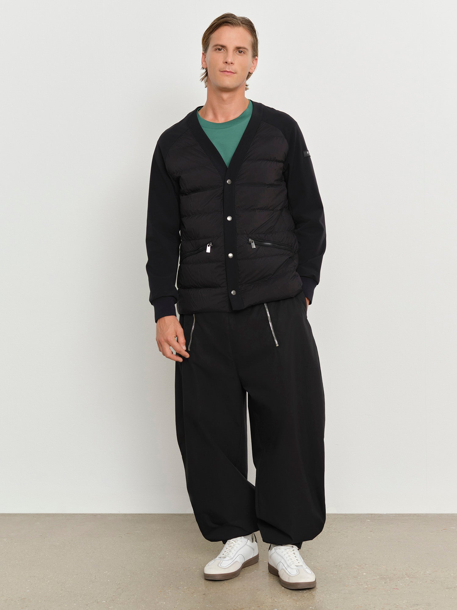 モデル身長181cm、着用サイズ3、着用カラーBLACK