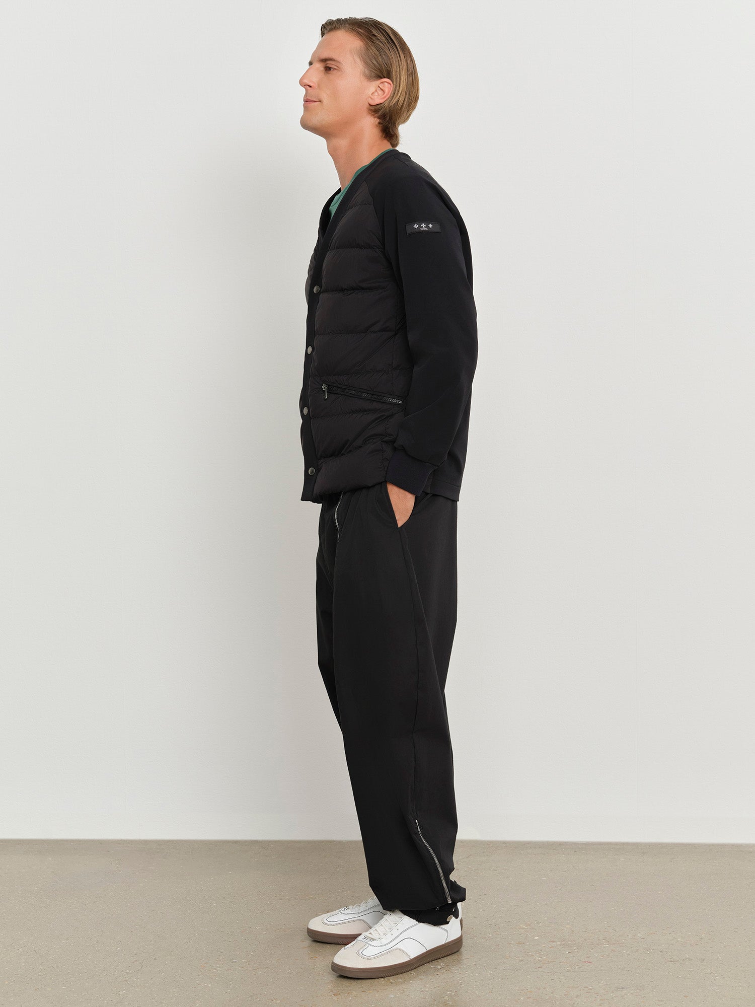 モデル身長181cm、着用サイズ3、着用カラーBLACK