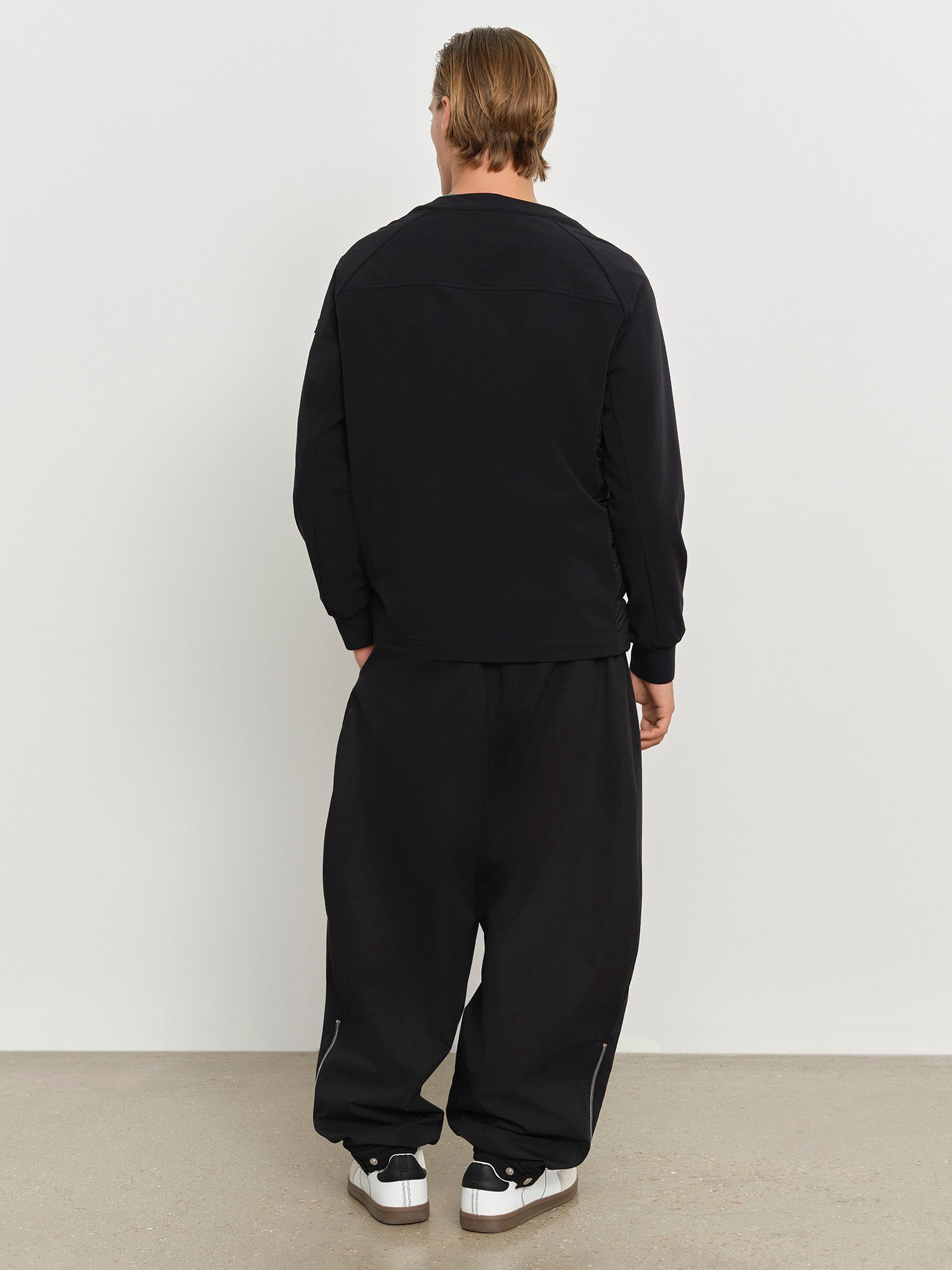 モデル身長181cm、着用サイズ3、着用カラーBLACK