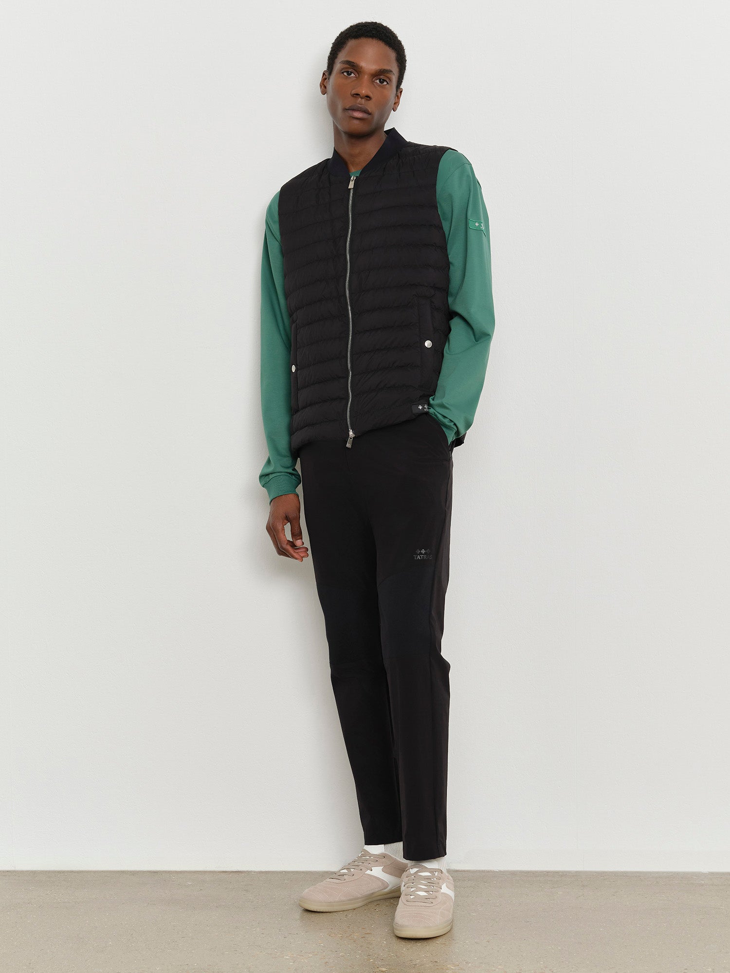 モデル身長185cm、着用サイズ3、着用カラーBLACK