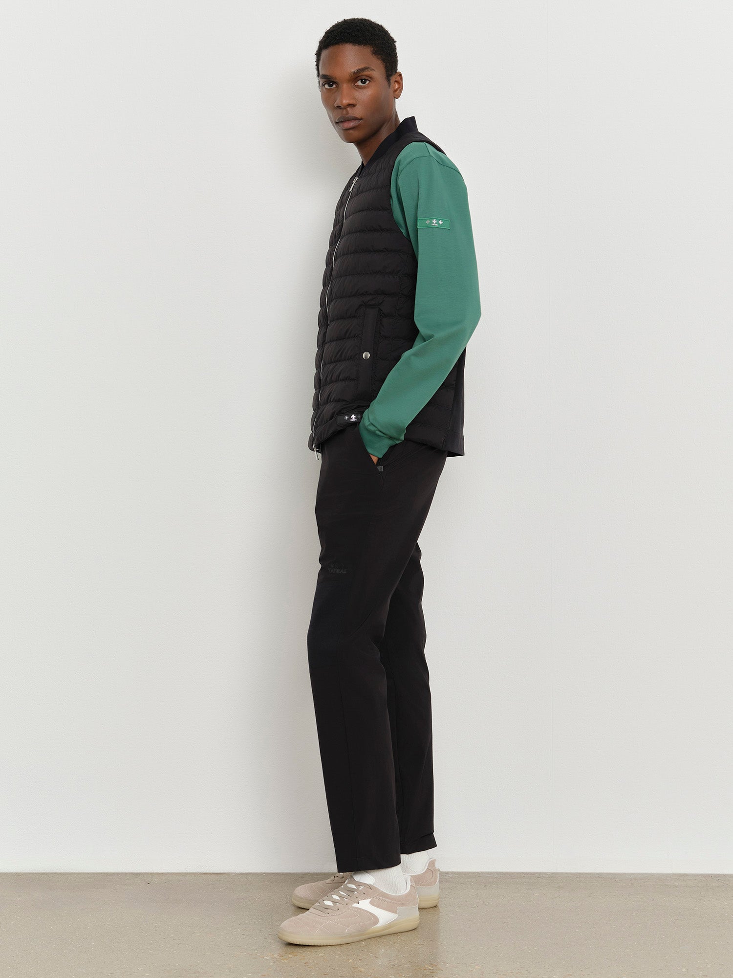 モデル身長185cm、着用サイズ3、着用カラーBLACK