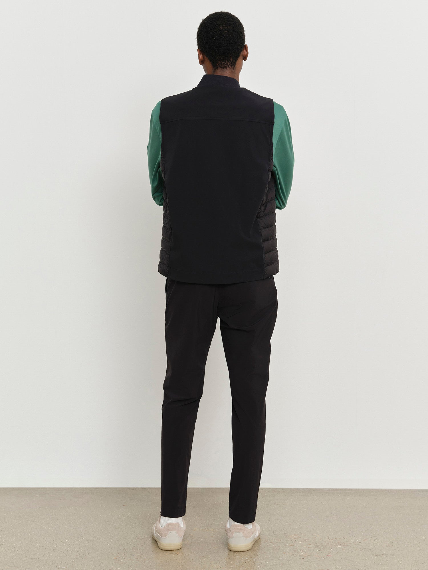 モデル身長185cm、着用サイズ3、着用カラーBLACK