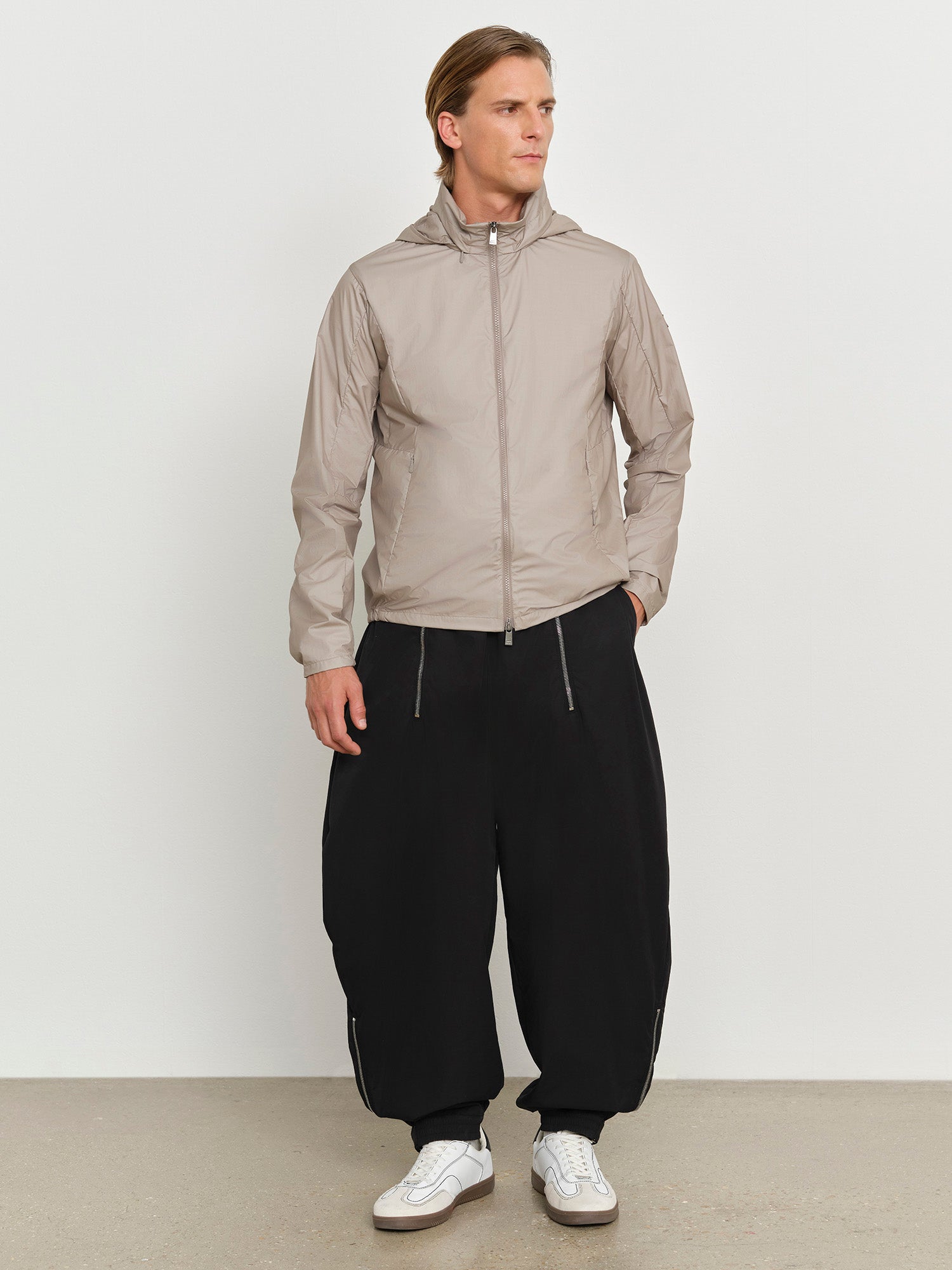 モデル身長181cm、着用サイズ3、着用カラーGRAY