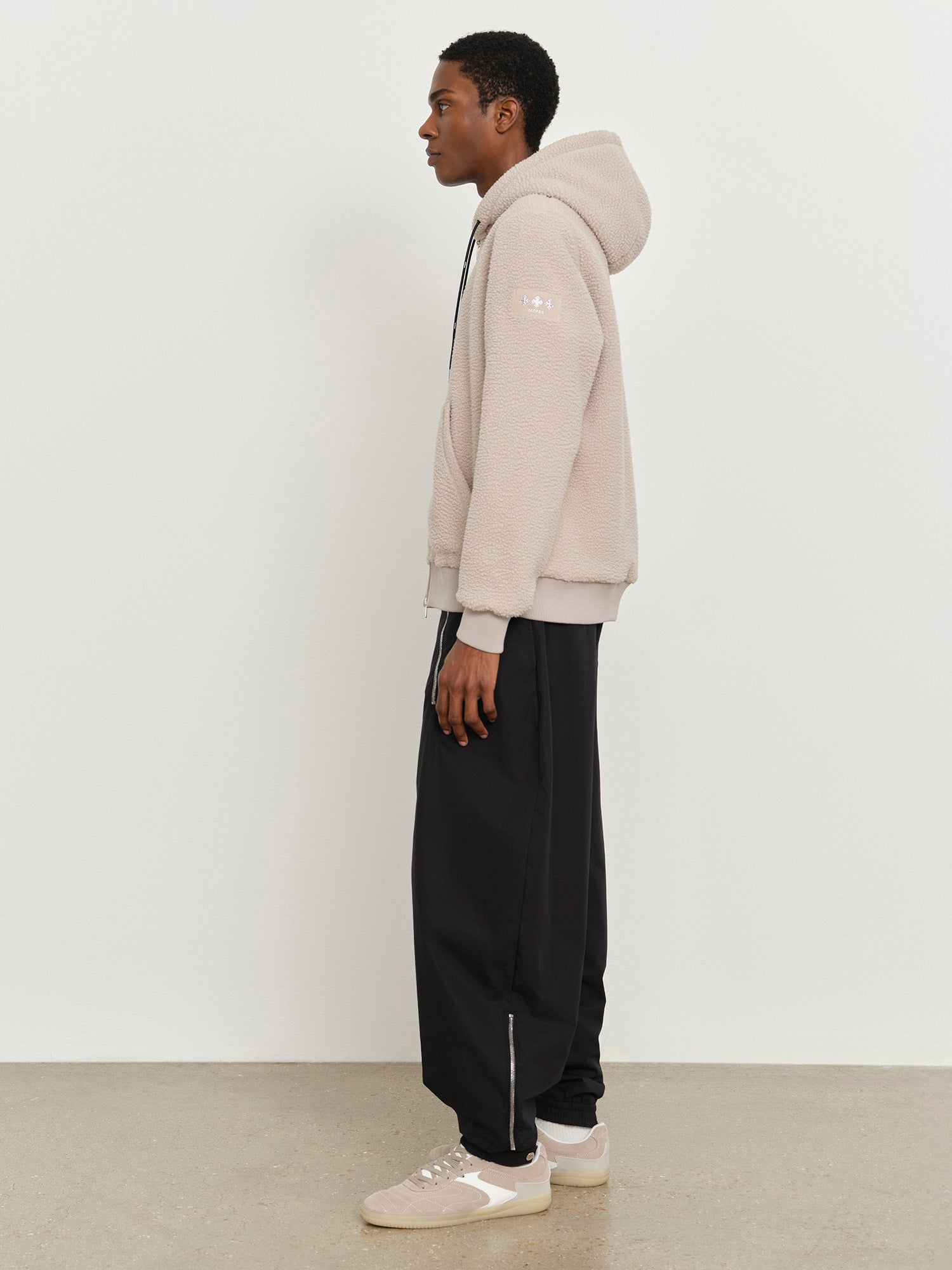 モデル身長185cm、着用サイズ3、着用カラーGRAY