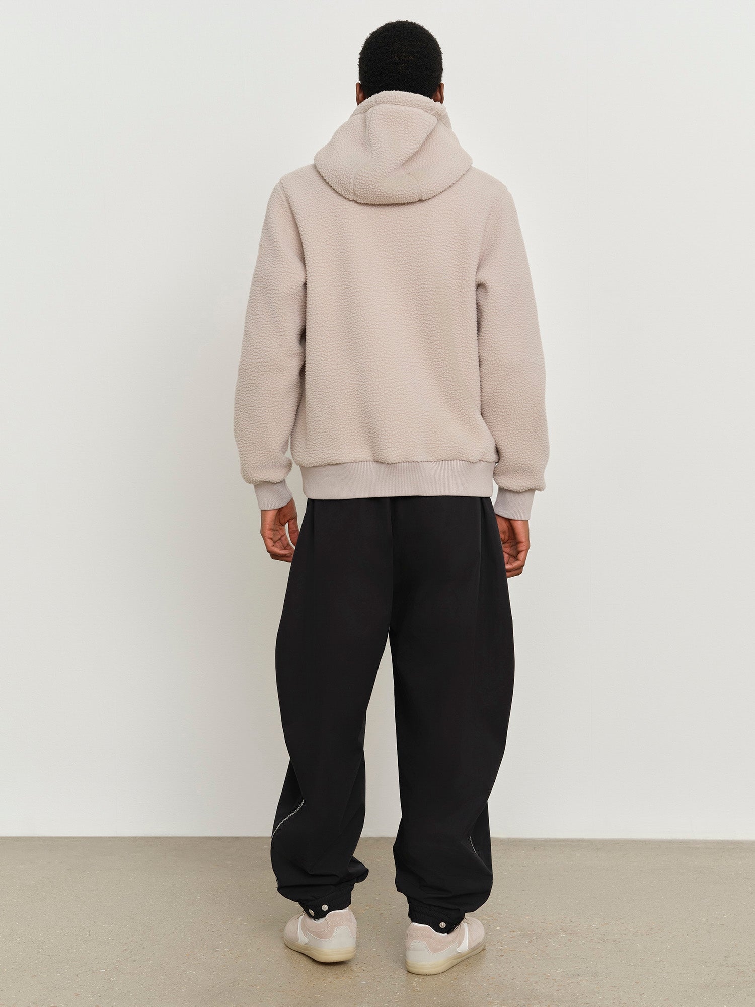 モデル身長185cm、着用サイズ3、着用カラーGRAY