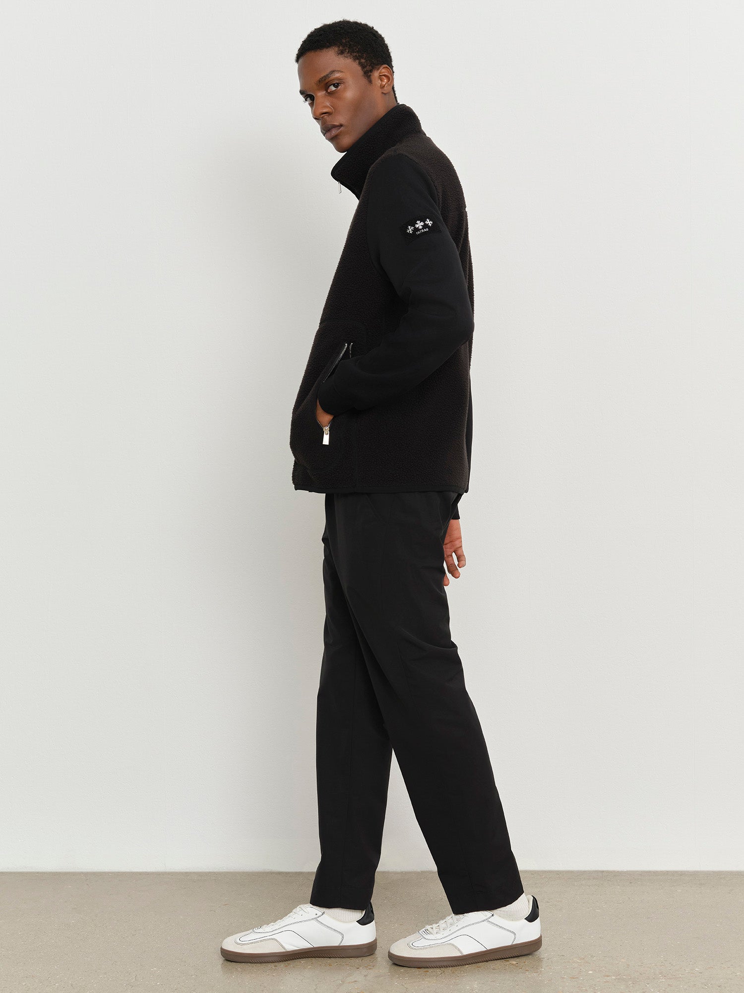 モデル身長185cm、着用サイズ3、着用カラーBLACK