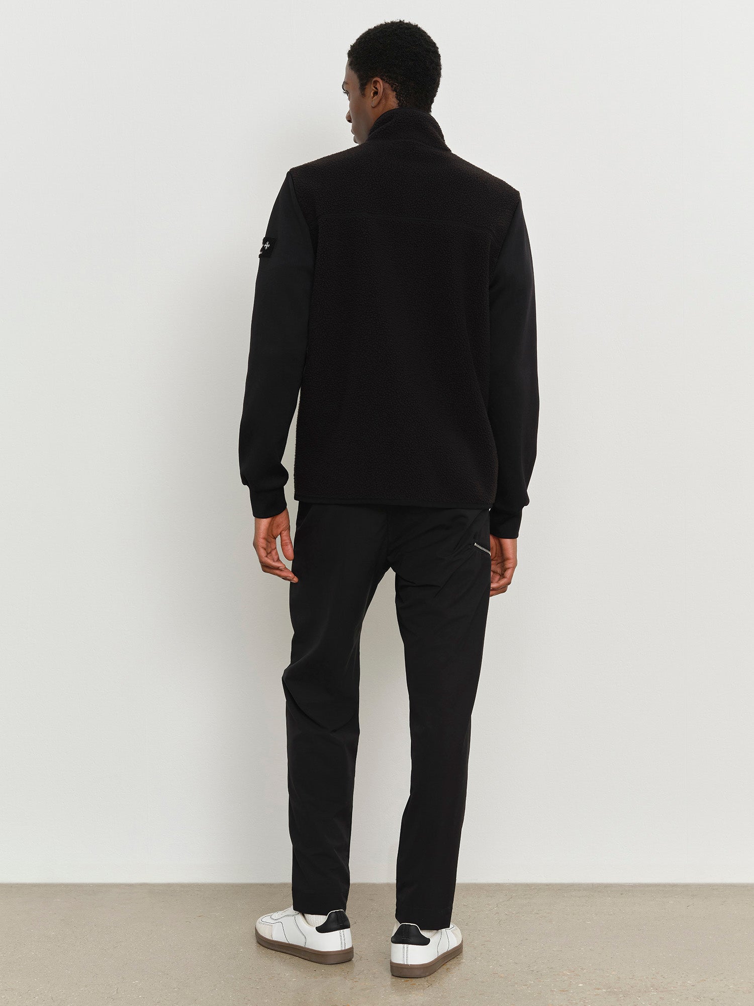 モデル身長185cm、着用サイズ3、着用カラーBLACK