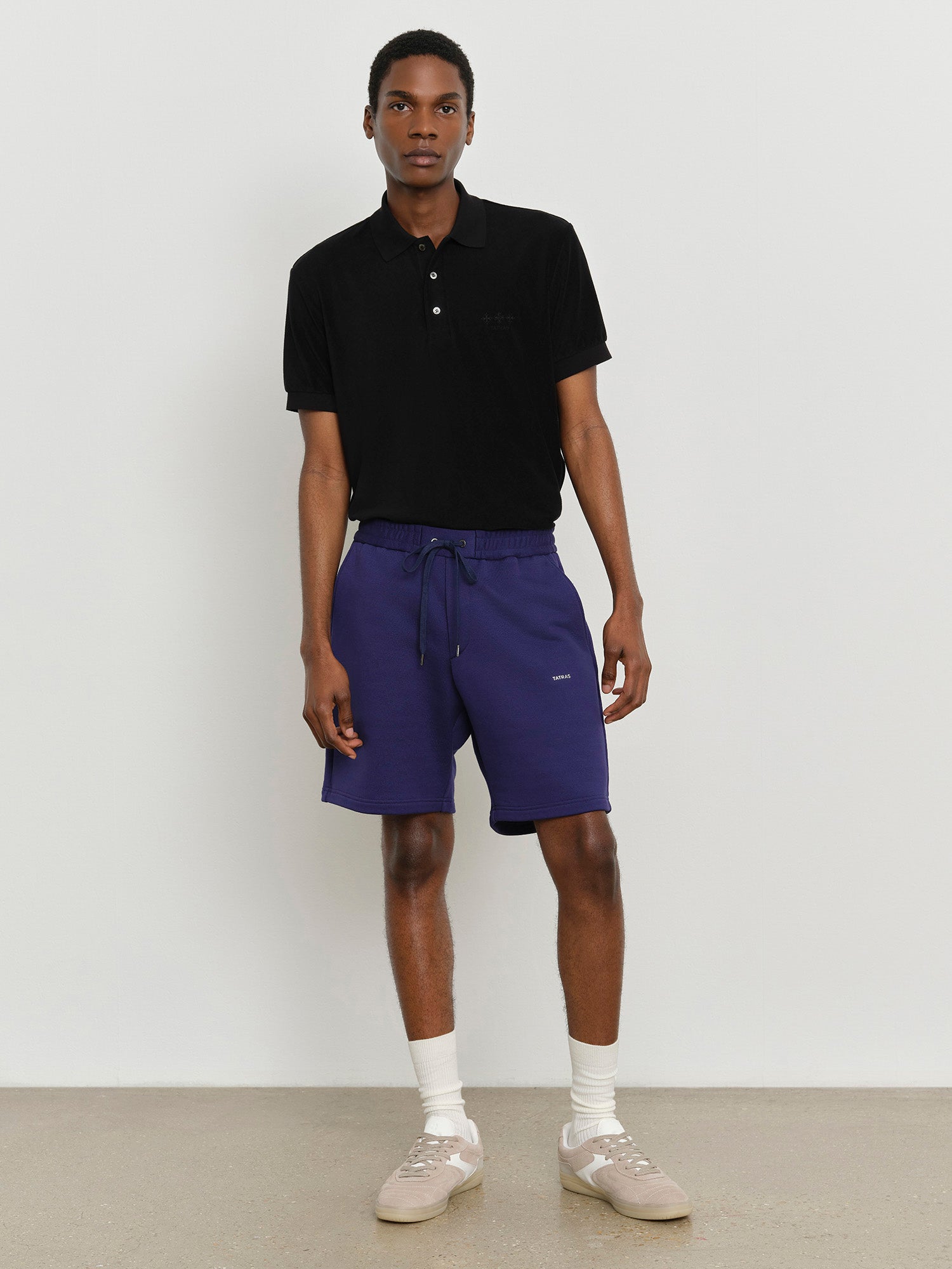 モデル身長185cm、着用サイズ3、着用カラーNAVY