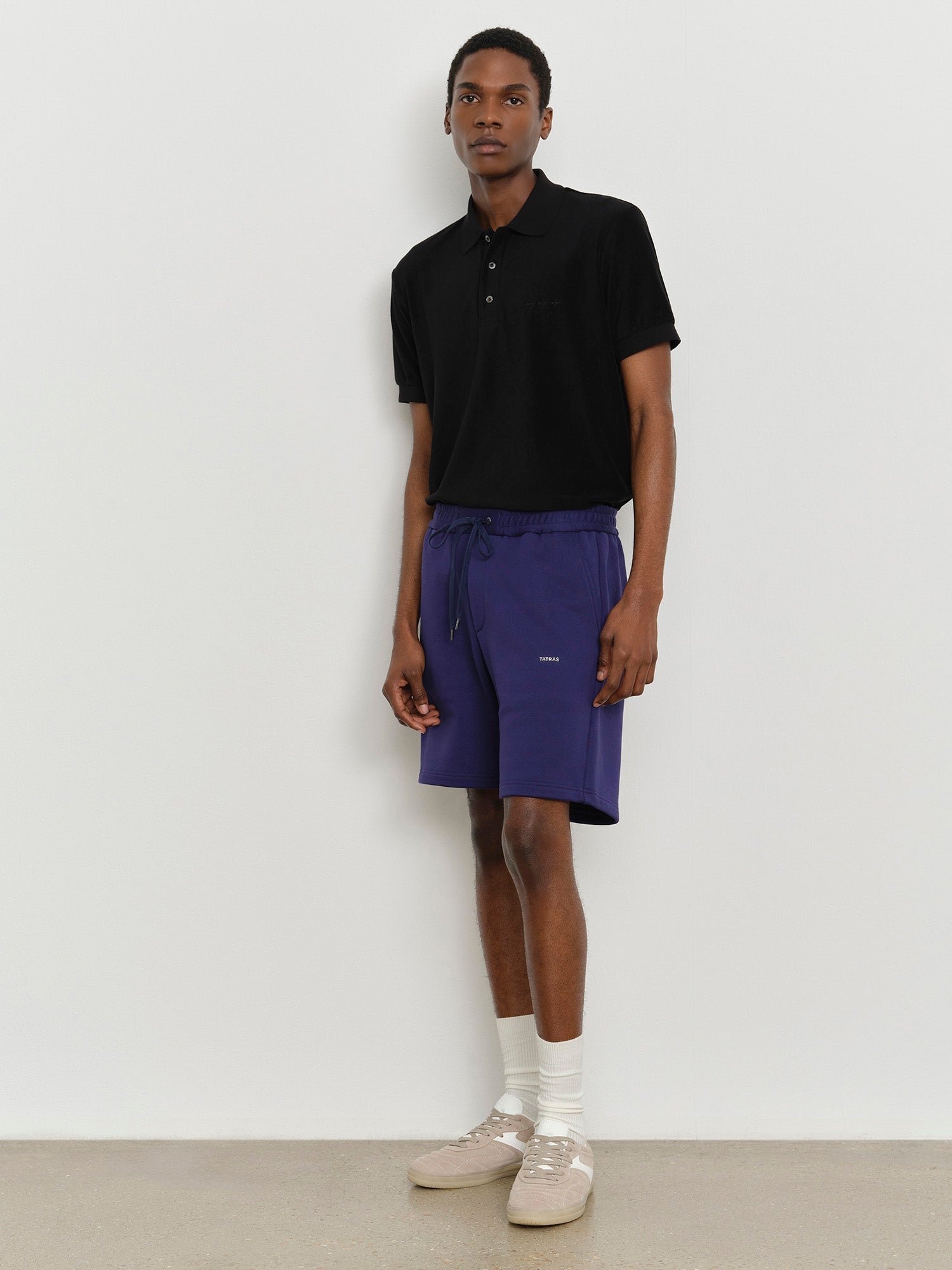 モデル身長185cm、着用サイズ3、着用カラーNAVY