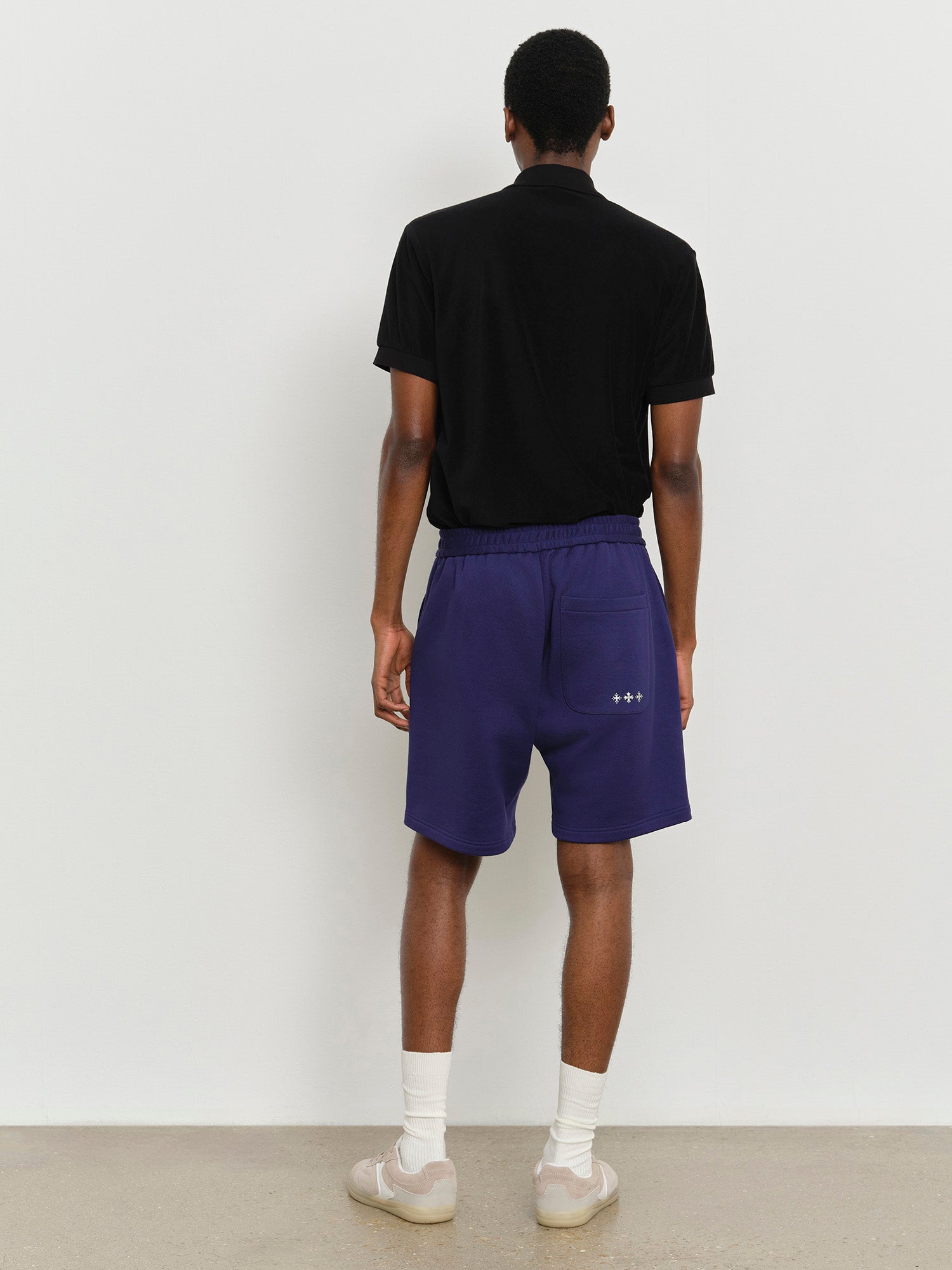 モデル身長185cm、着用サイズ3、着用カラーNAVY