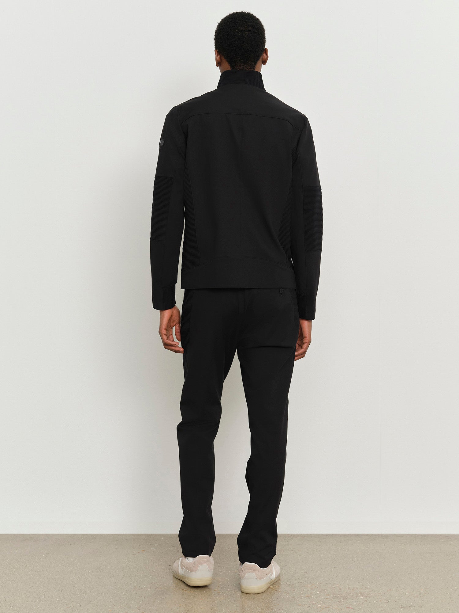 モデル身長185cm、着用サイズ3、着用カラーBLACK