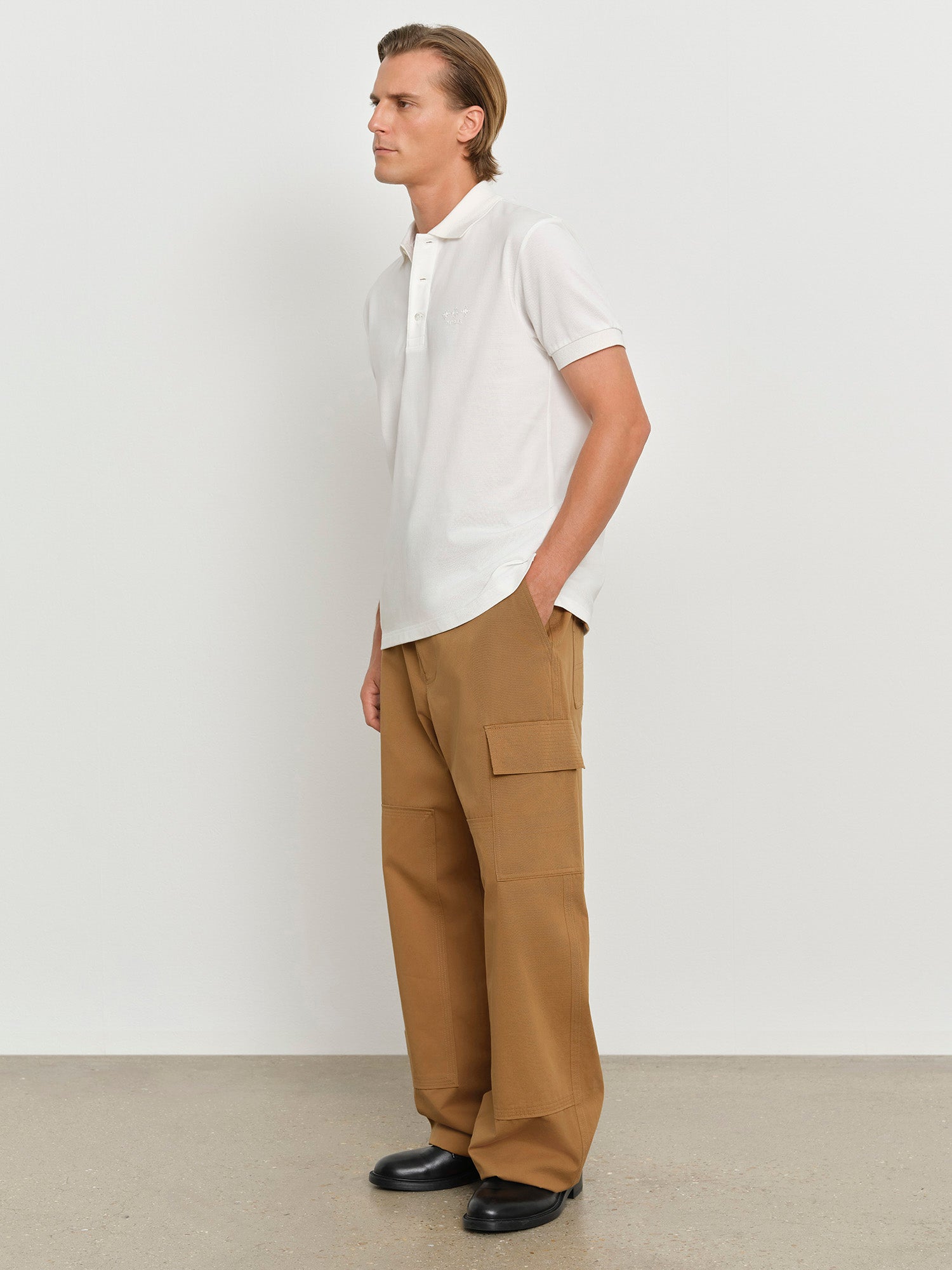 モデル身長181cm、着用サイズ3、着用カラーWHITE