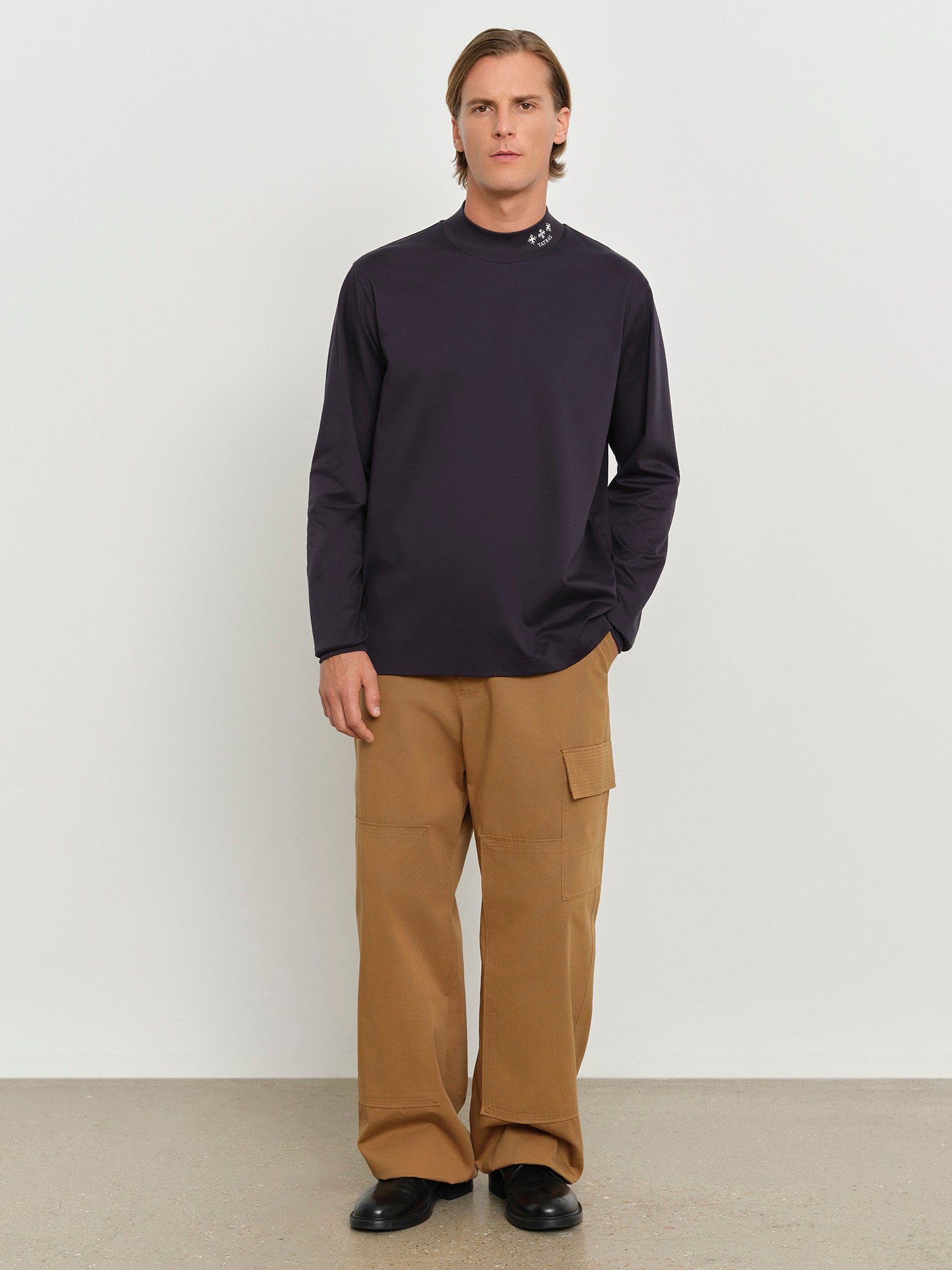 モデル身長181cm、着用サイズ3、着用カラーNAVY