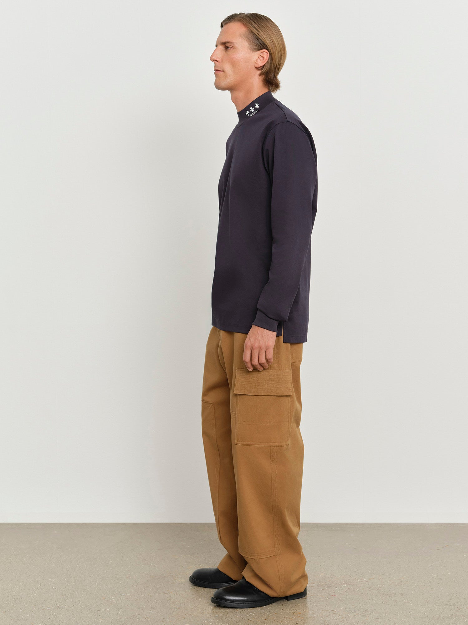 モデル身長181cm、着用サイズ3、着用カラーNAVY