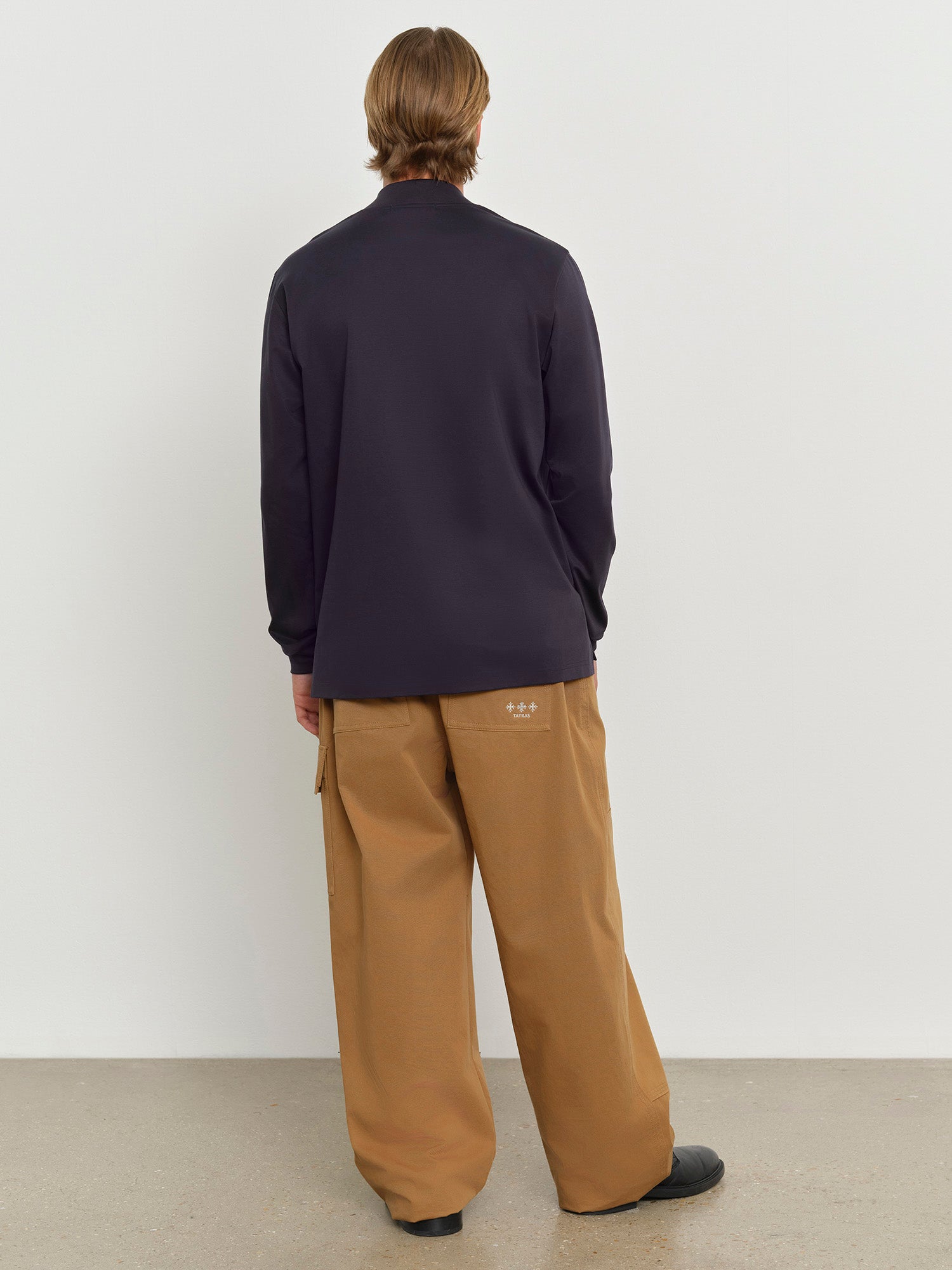 モデル身長181cm、着用サイズ3、着用カラーNAVY