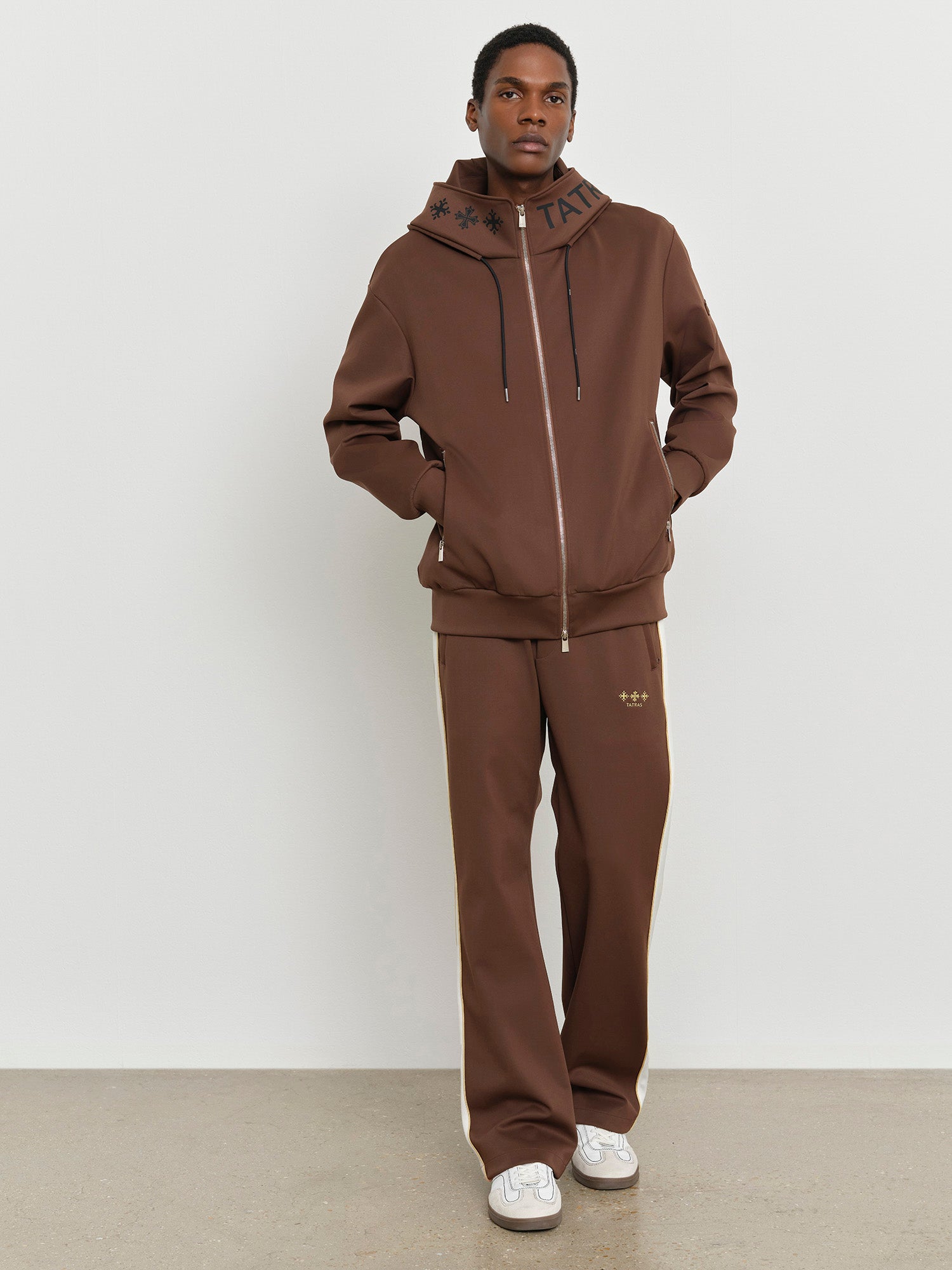 モデル身長185cm、着用サイズ3、着用カラーBROWN