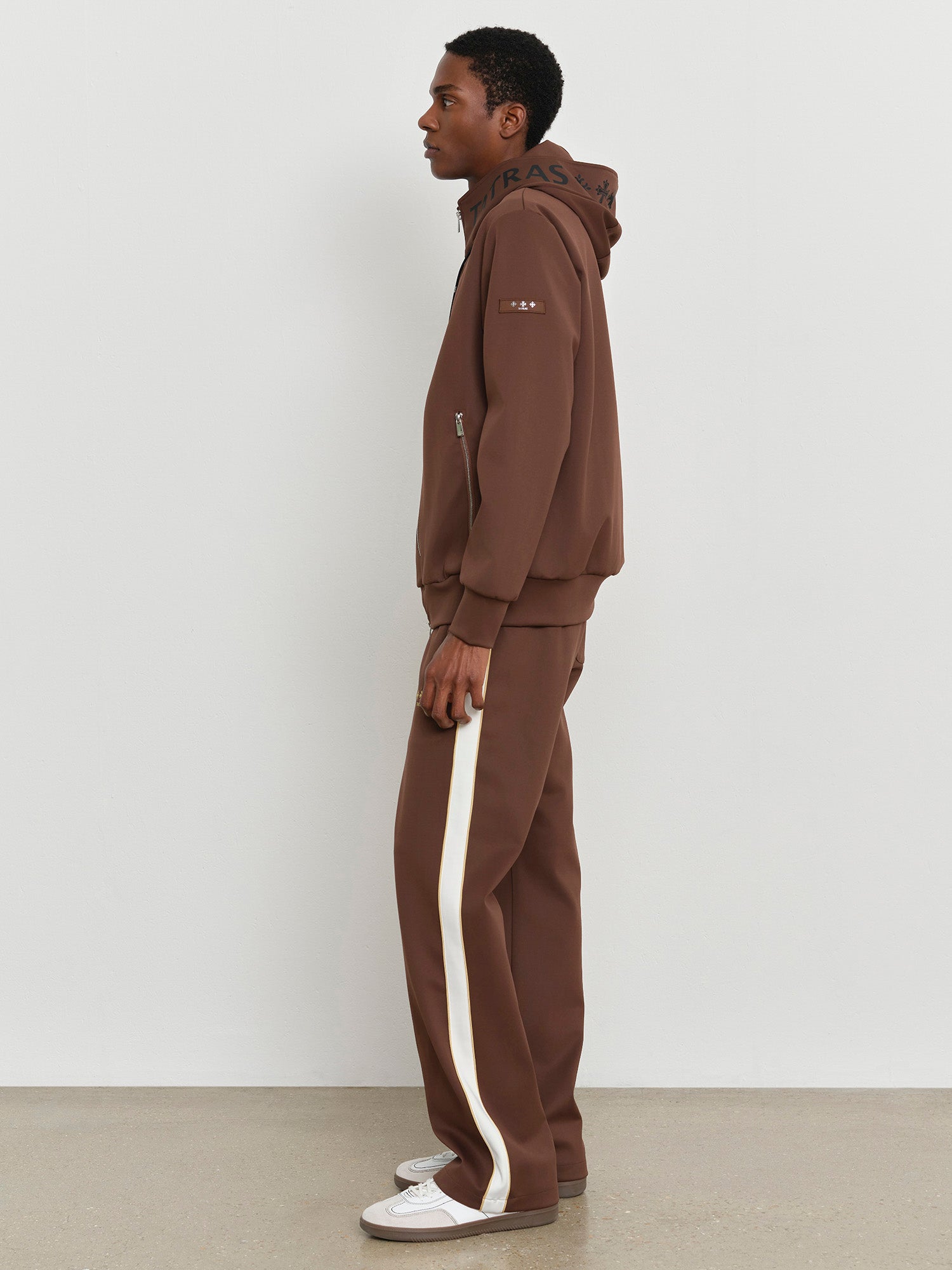 モデル身長185cm、着用サイズ3、着用カラーBROWN