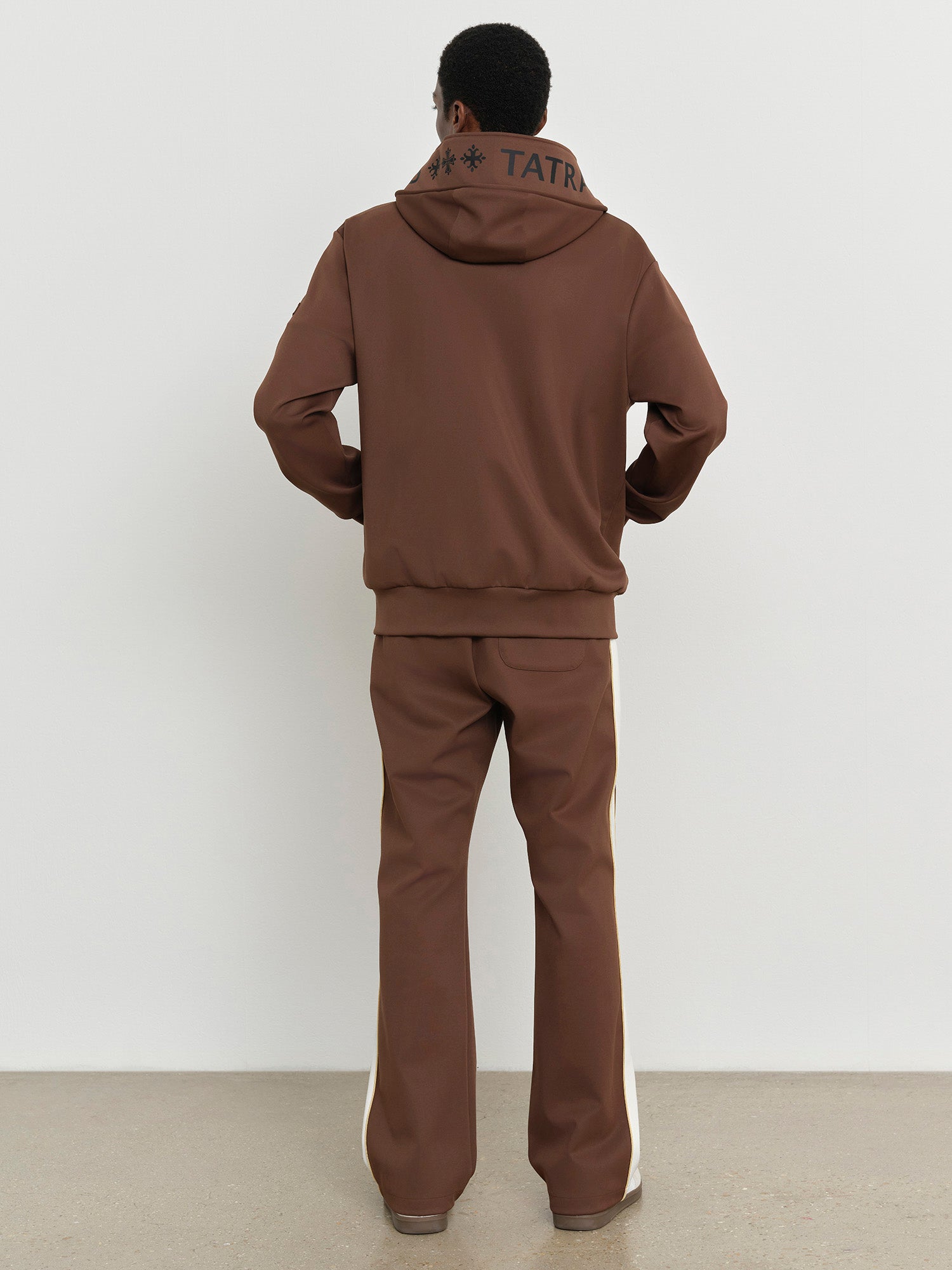 モデル身長185cm、着用サイズ3、着用カラーBROWN
