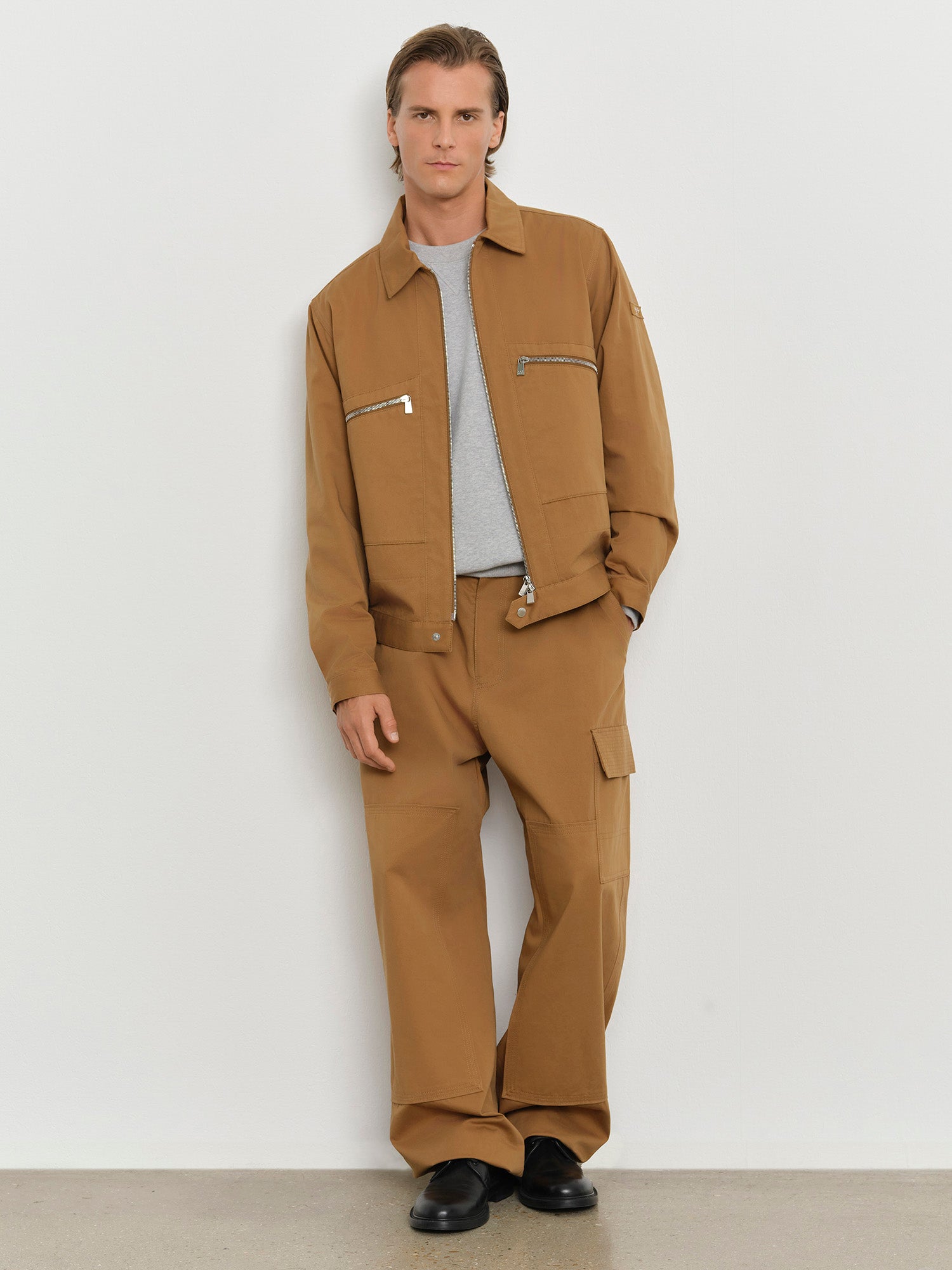 モデル身長181cm、着用サイズ3、着用カラーBROWN