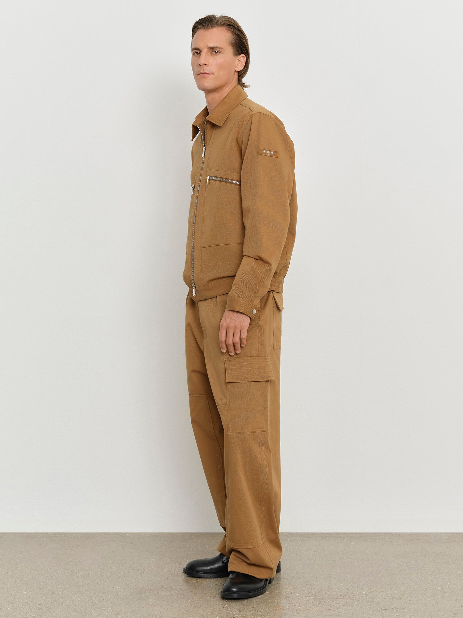 モデル身長181cm、着用サイズ3、着用カラーBROWN