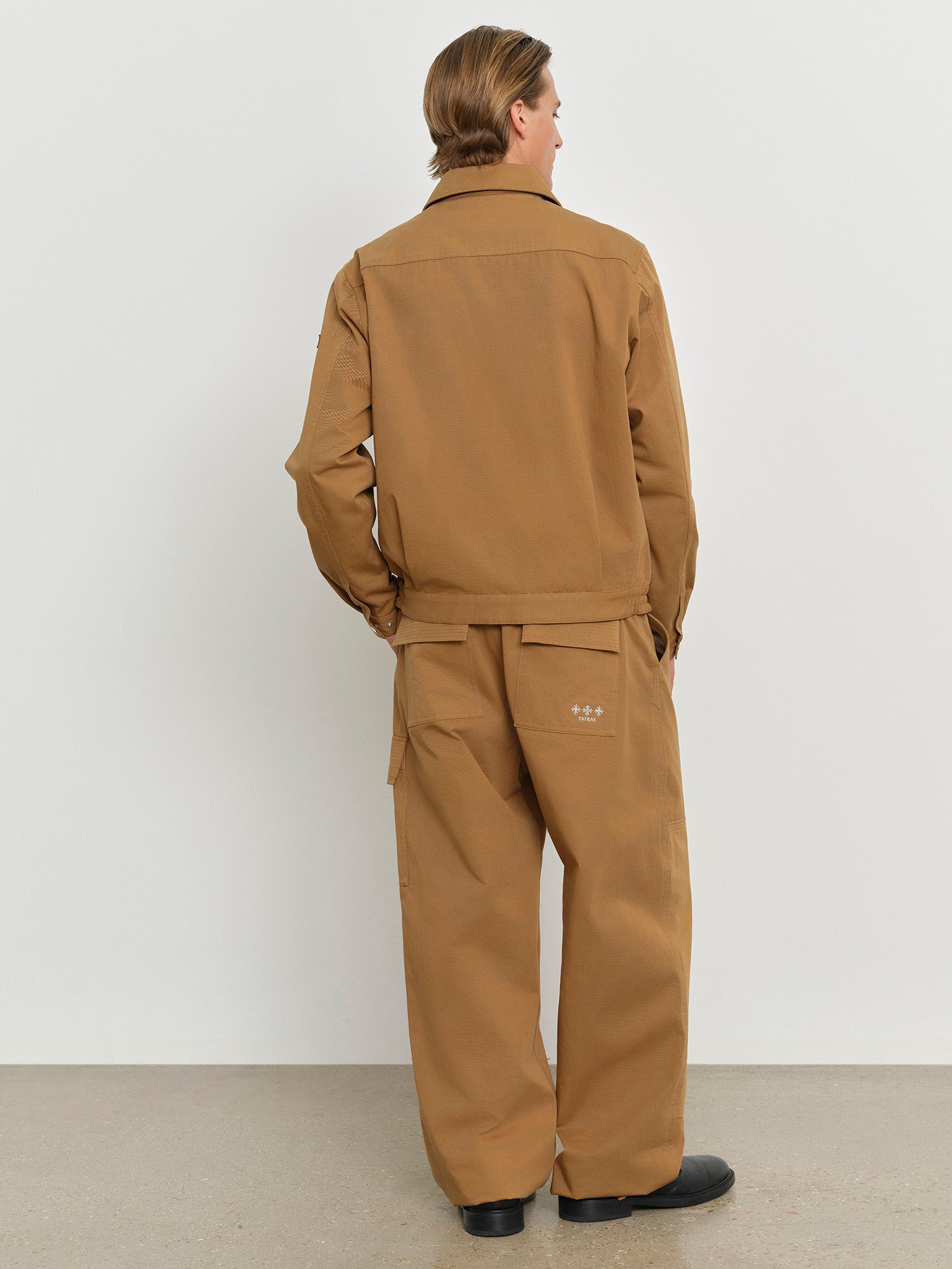 モデル身長181cm、着用サイズ3、着用カラーBROWN