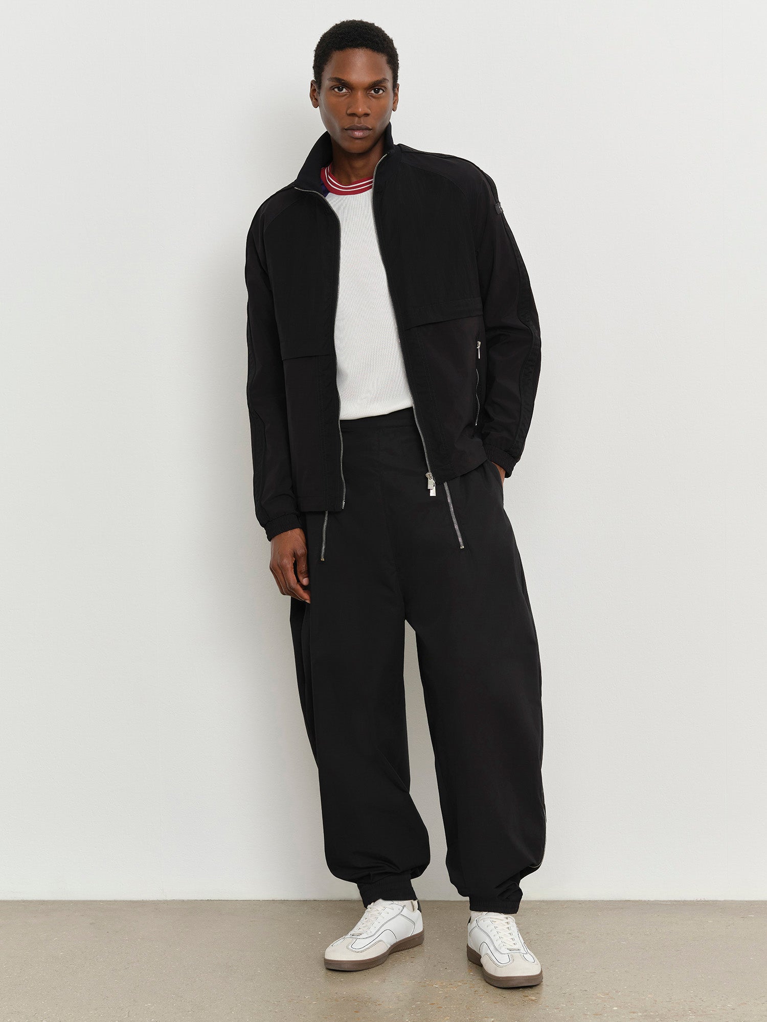 モデル身長185cm、着用サイズ3、着用カラーBLACK