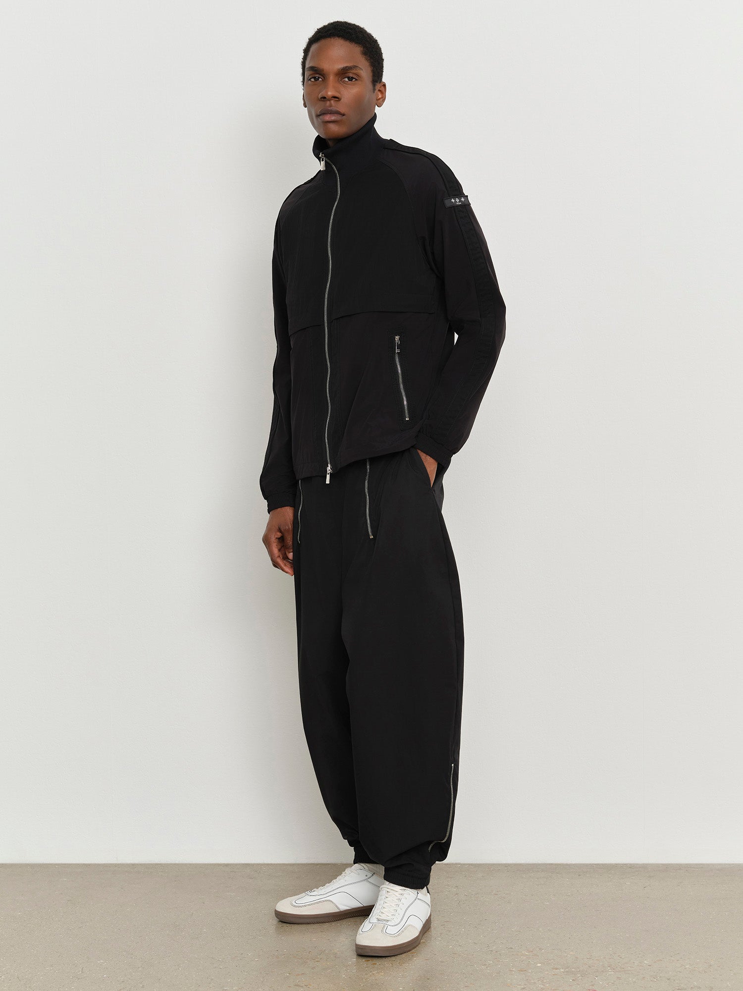 モデル身長185cm、着用サイズ3、着用カラーBLACK