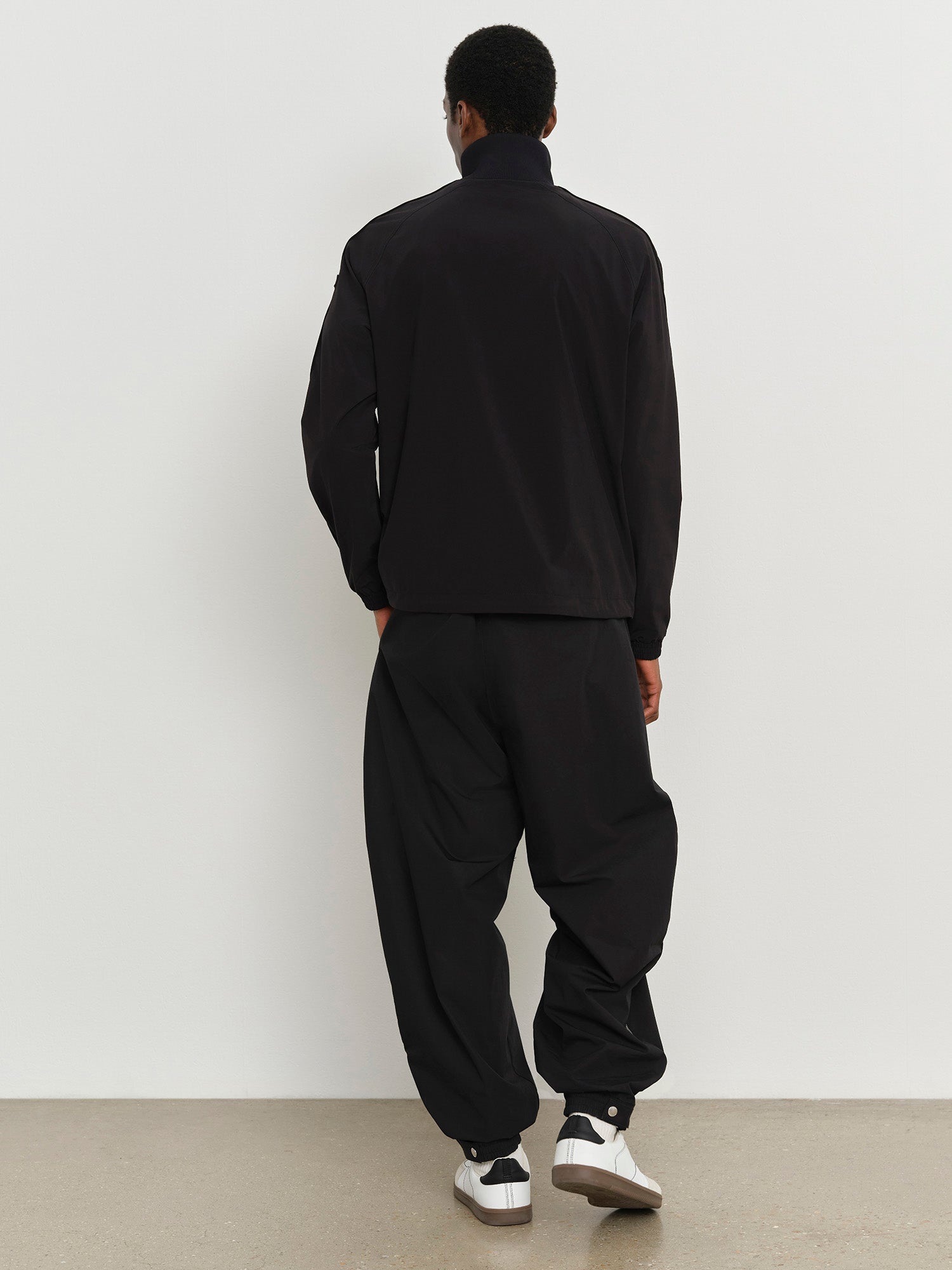 モデル身長185cm、着用サイズ3、着用カラーBLACK