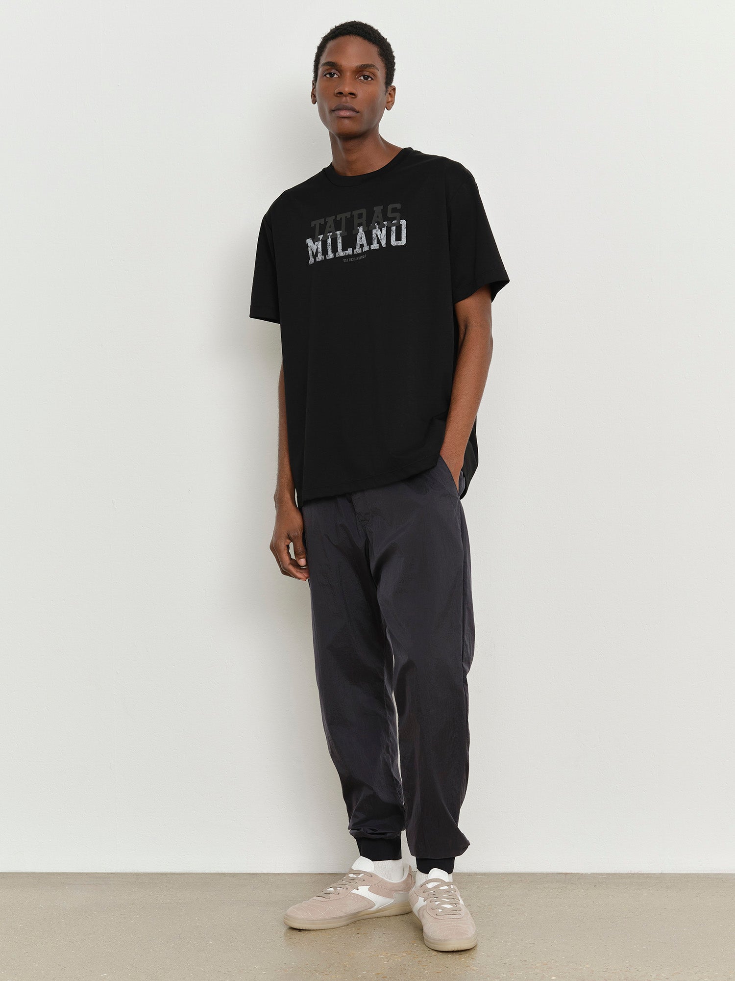 モデル身長185cm、着用サイズ3、着用カラーBLACK