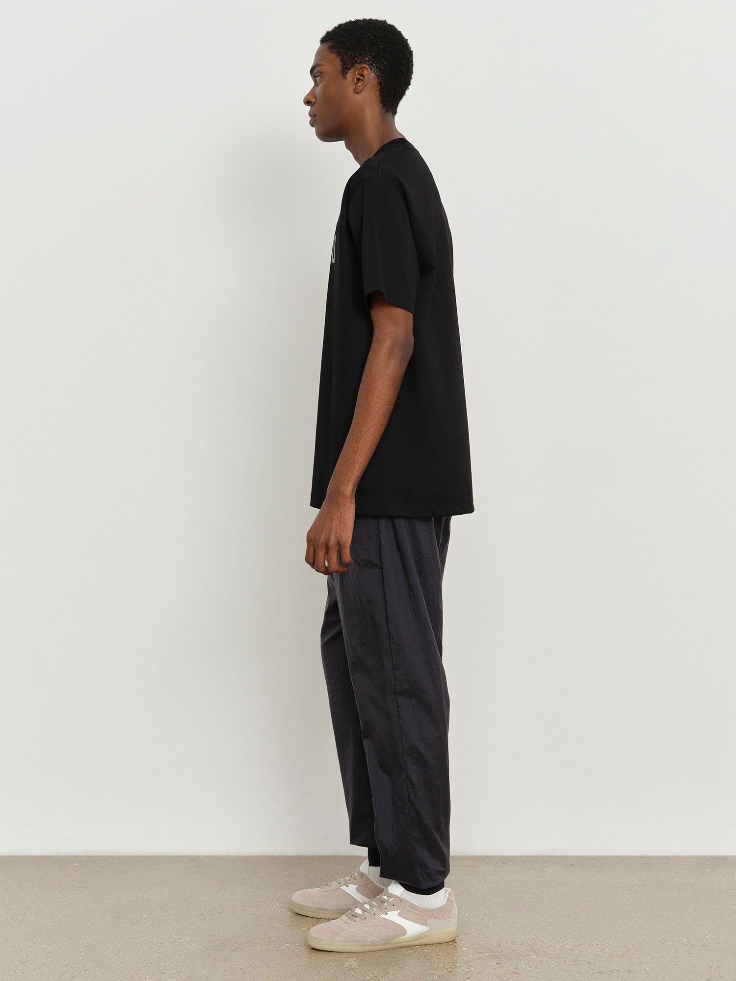 モデル身長185cm、着用サイズ3、着用カラーBLACK