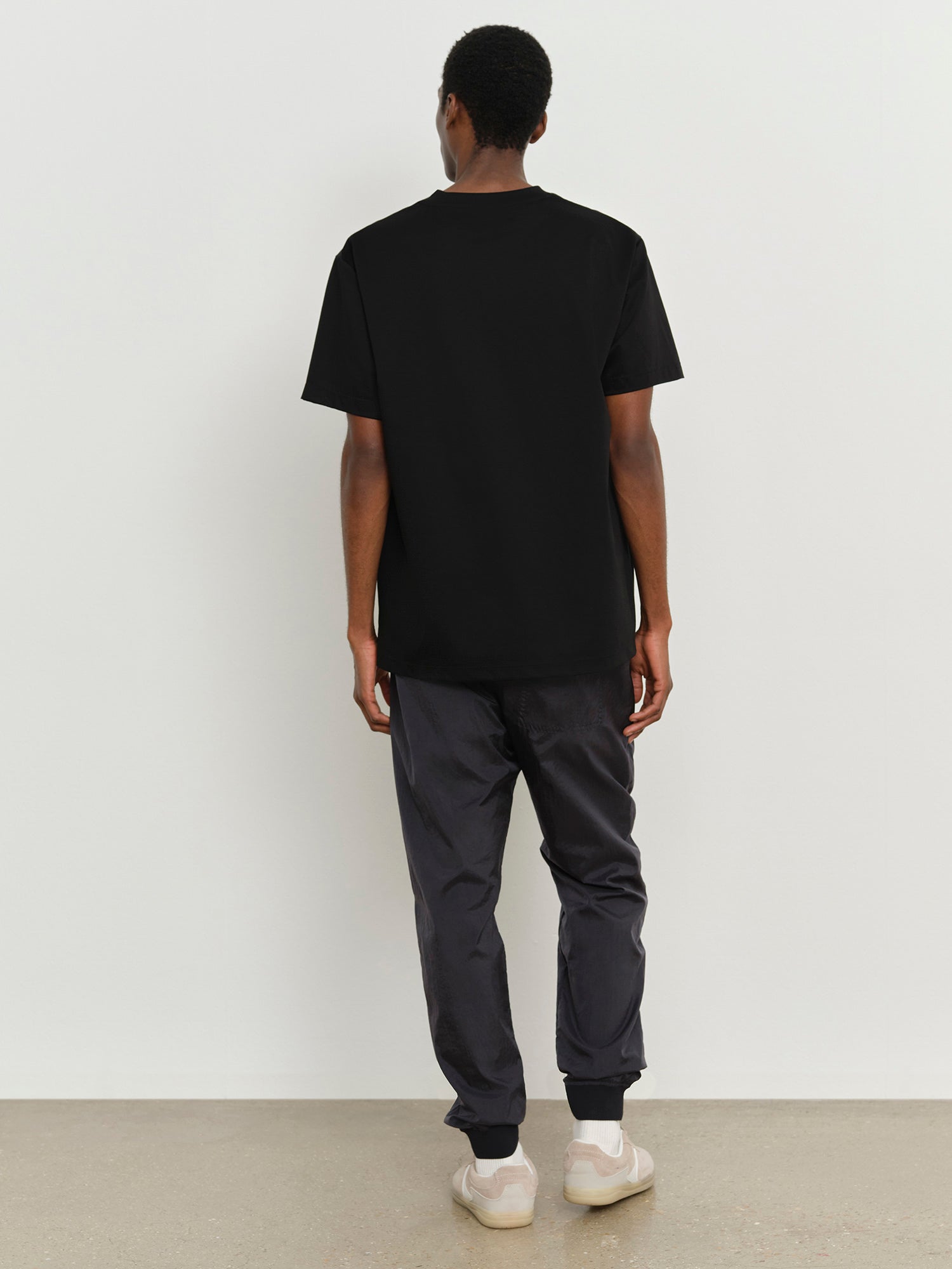 モデル身長185cm、着用サイズ3、着用カラーBLACK