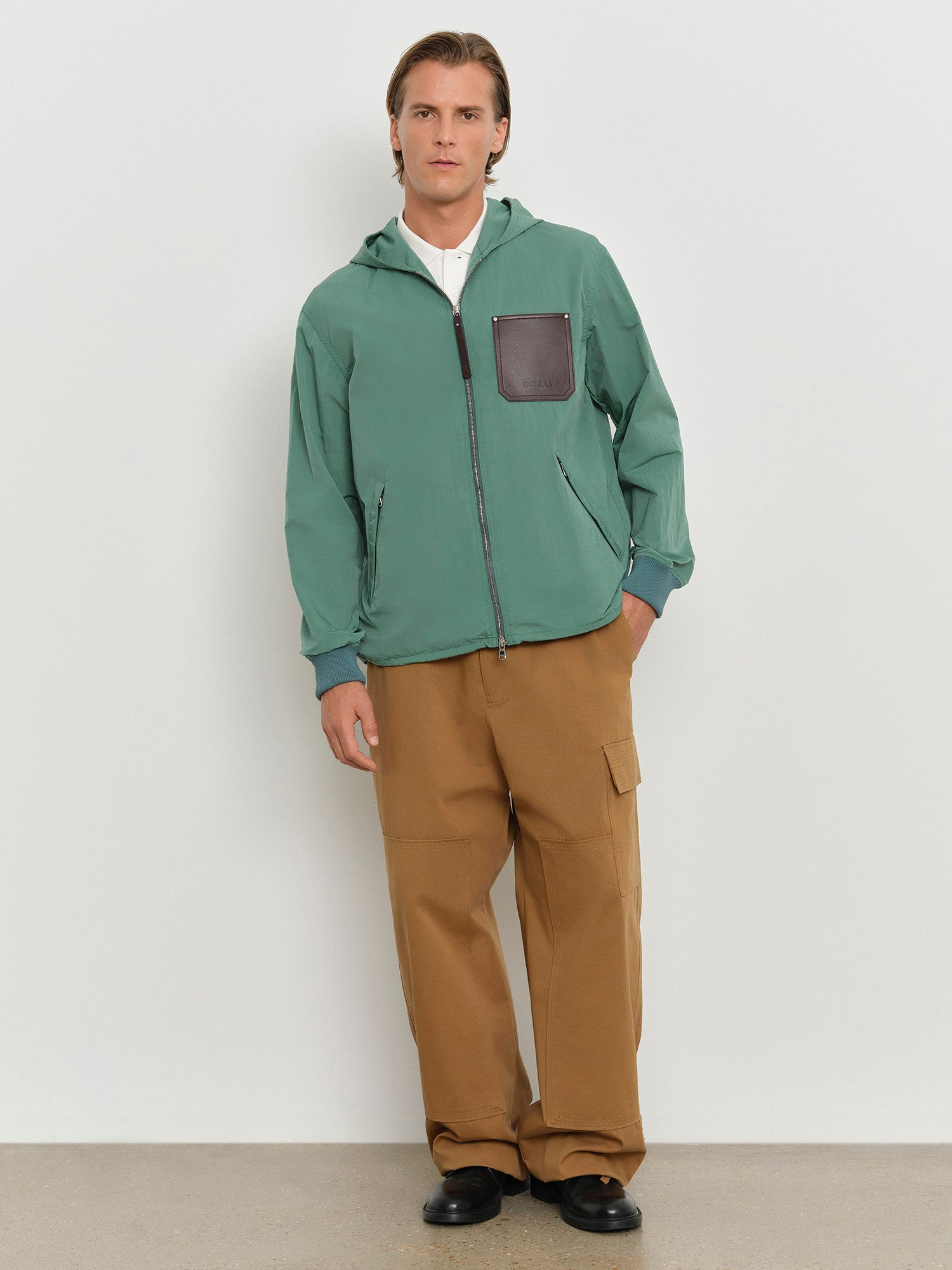 モデル身長181cm、着用サイズ3、着用カラーGREEN