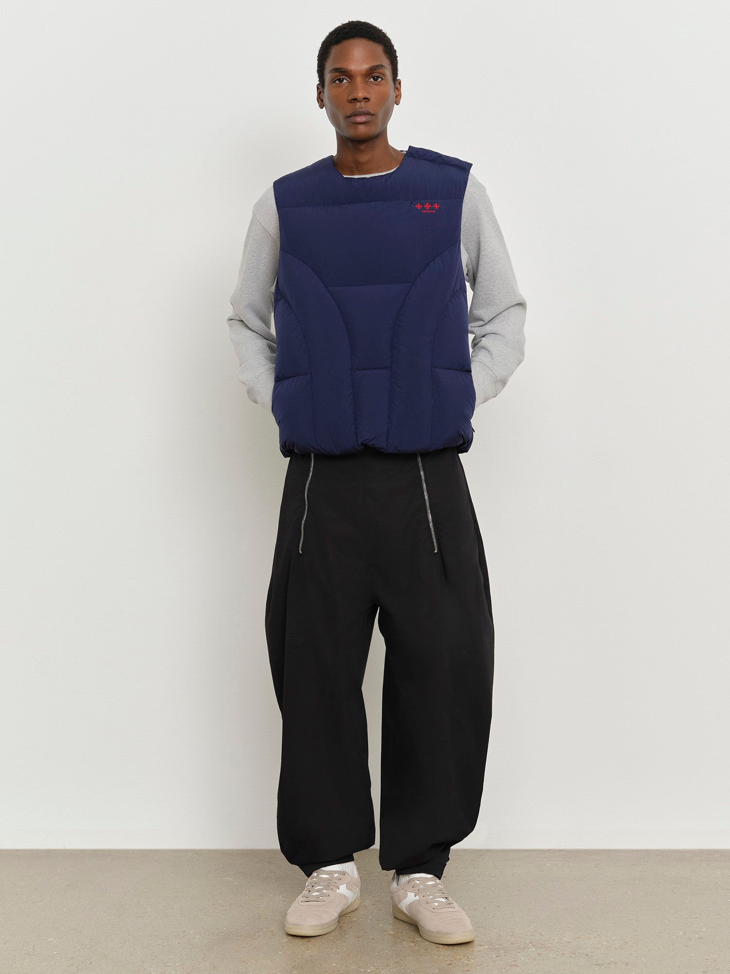 モデル身長185cm、着用サイズ3、着用カラーNAVY