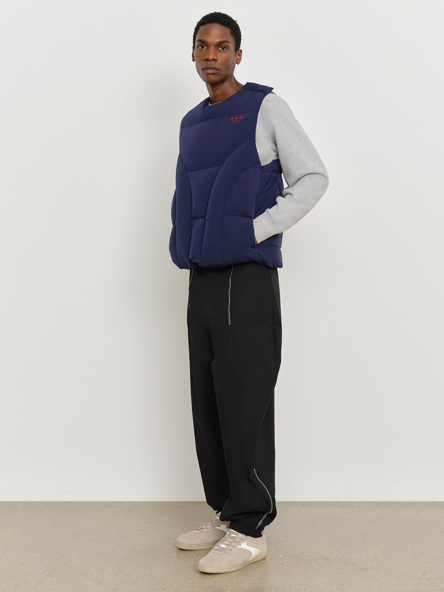 モデル身長185cm、着用サイズ3、着用カラーNAVY