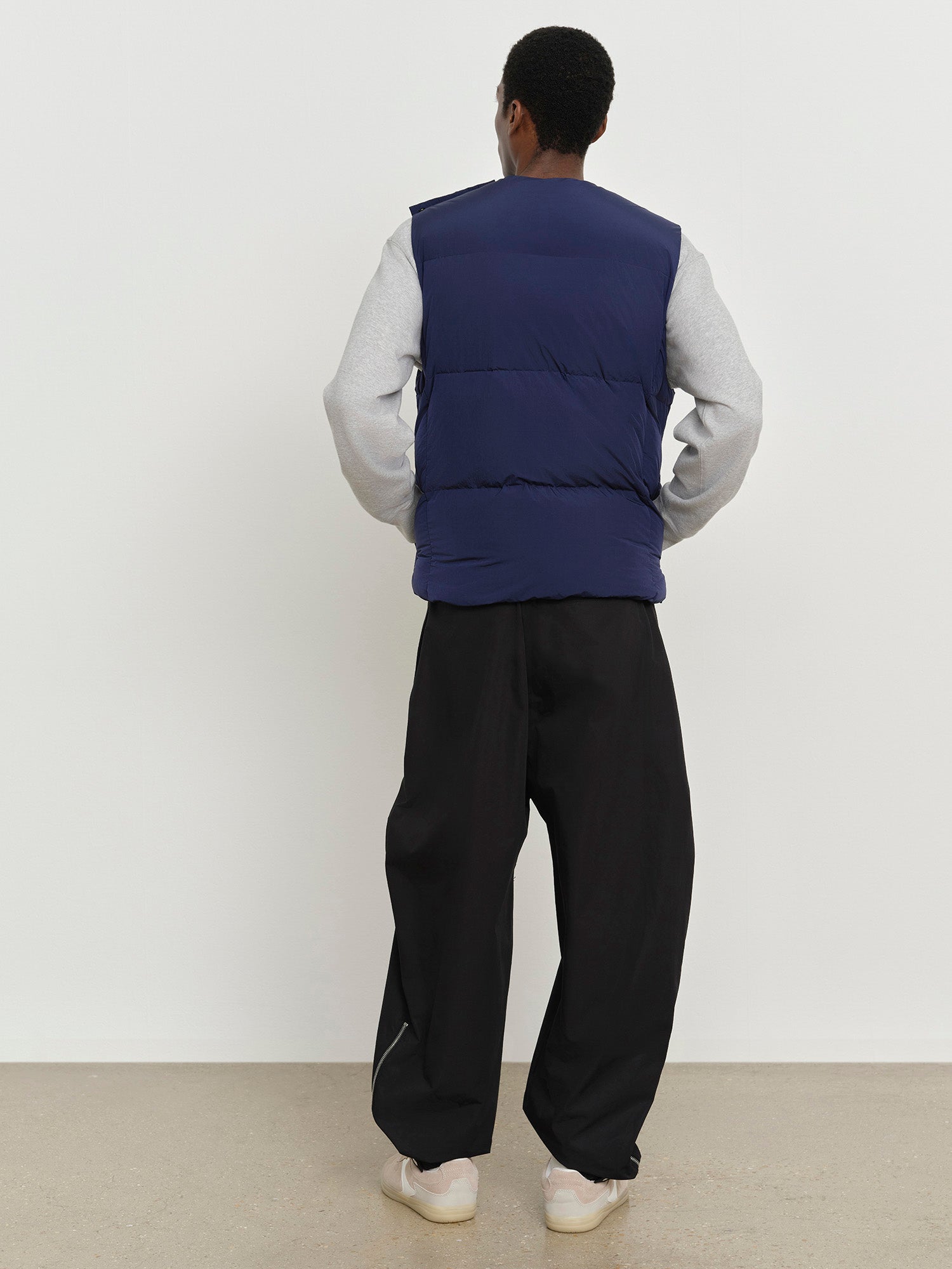 モデル身長185cm、着用サイズ3、着用カラーNAVY