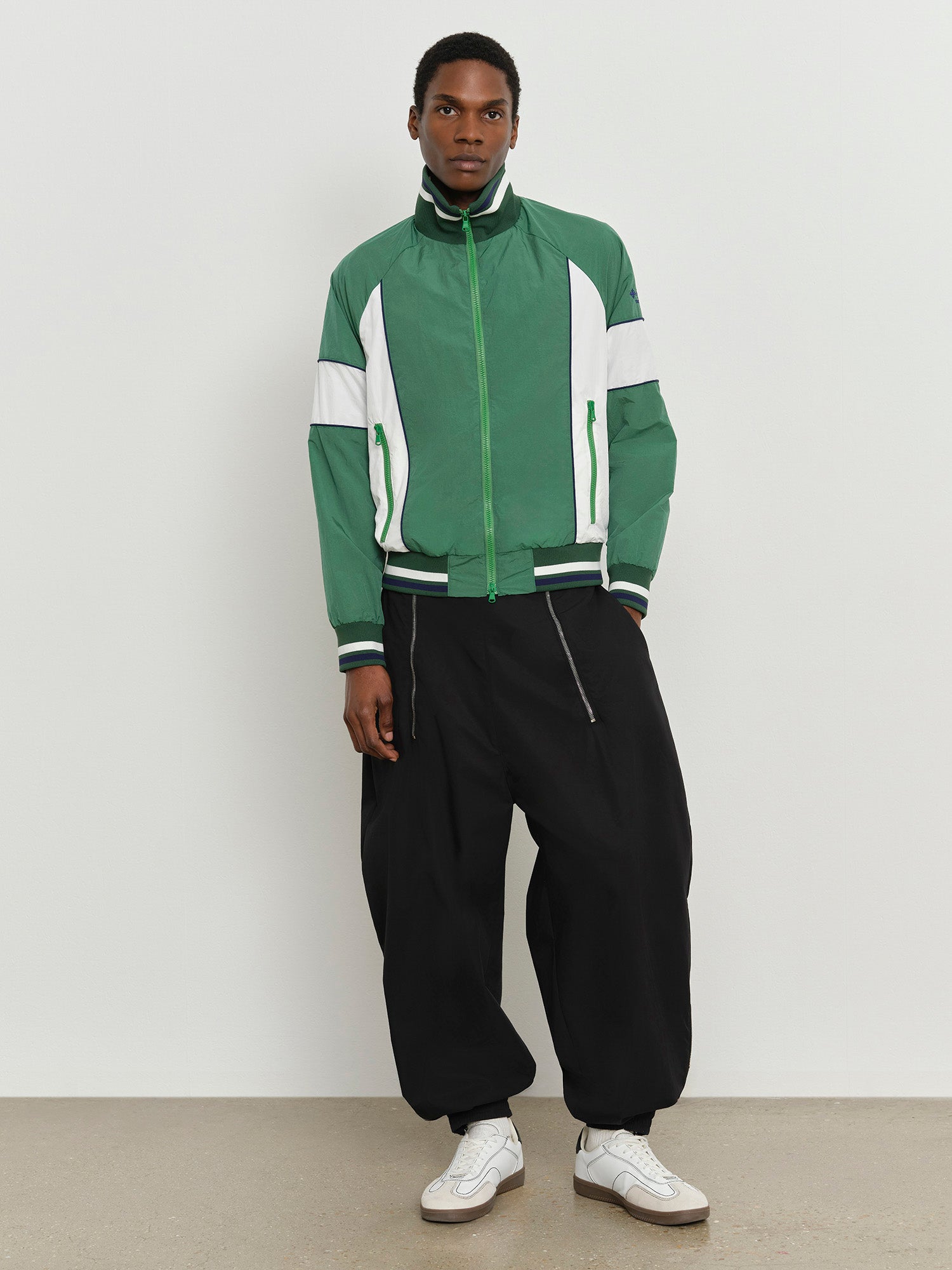 モデル身長185cm、着用サイズ3、着用カラーGREEN