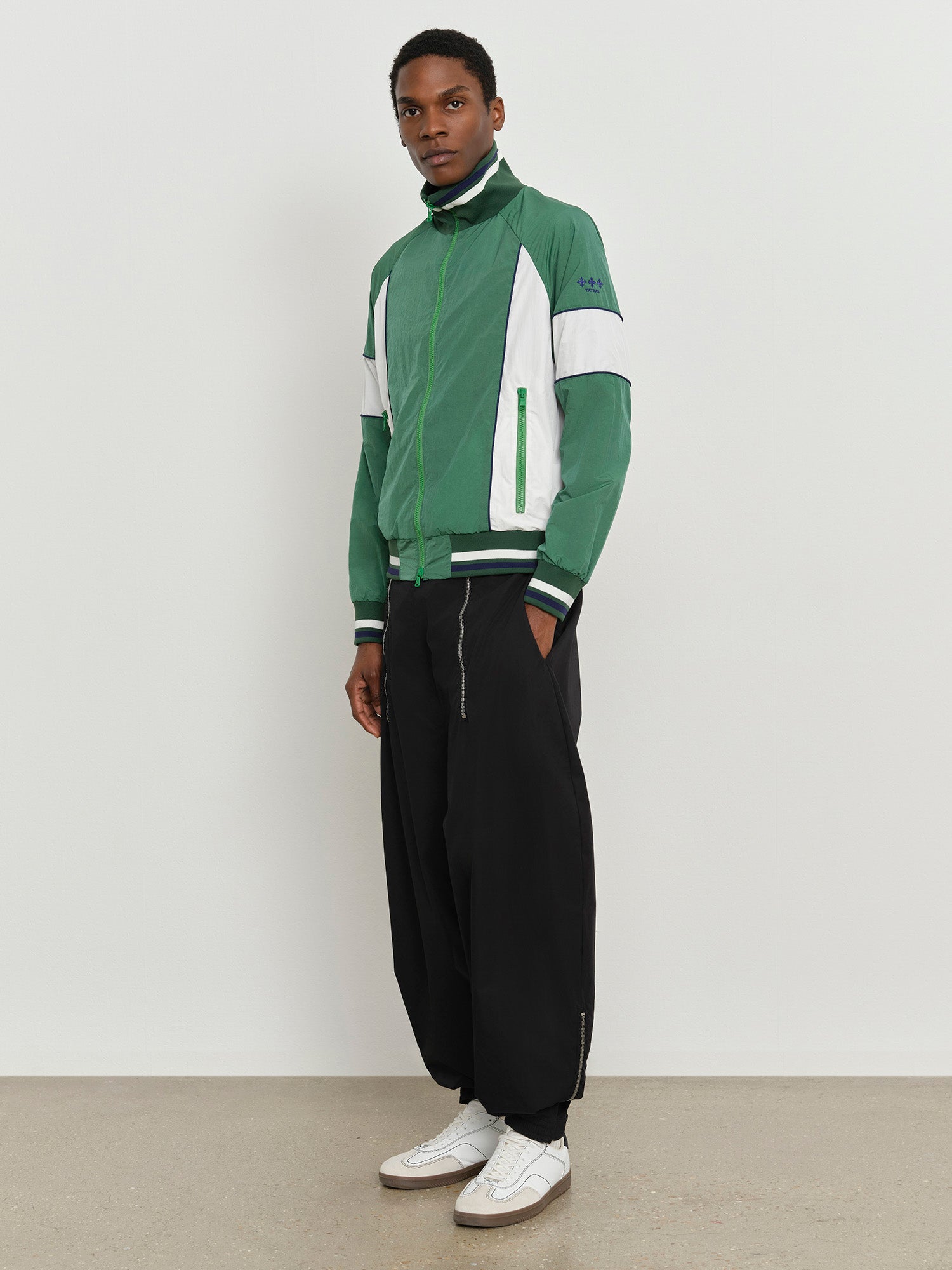 モデル身長185cm、着用サイズ3、着用カラーGREEN