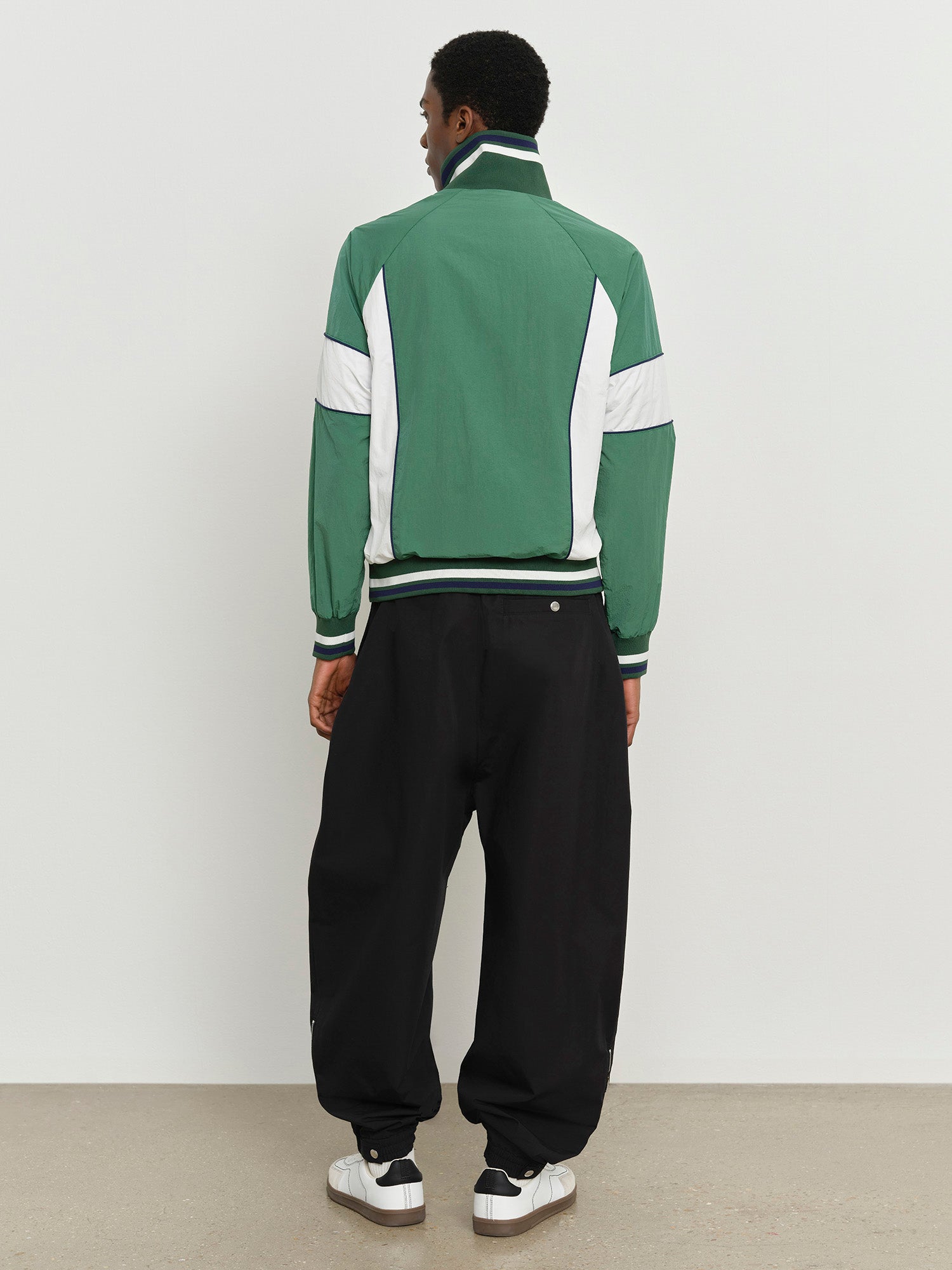 モデル身長185cm、着用サイズ3、着用カラーGREEN