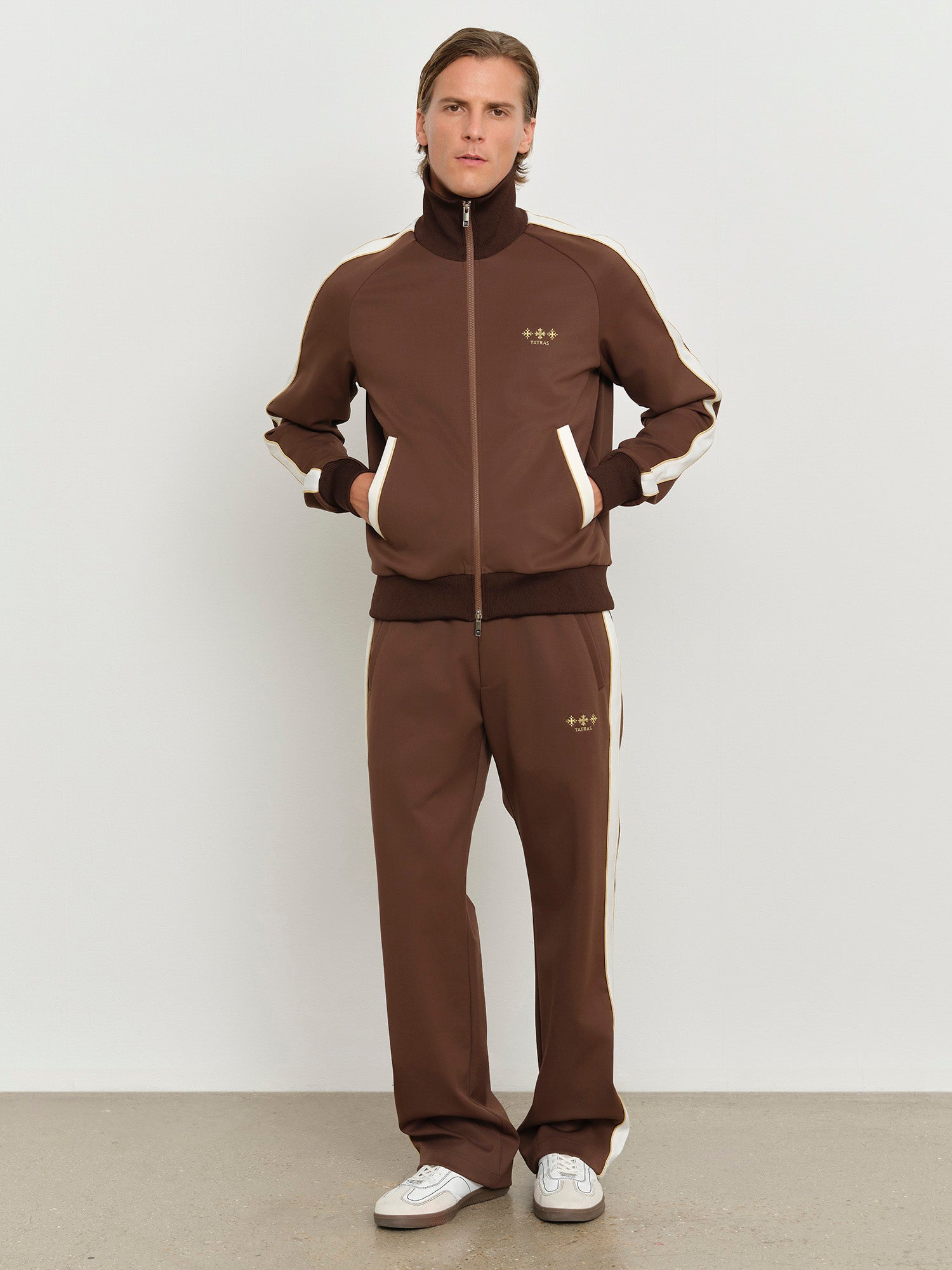 モデル身長181cm、着用サイズ3、着用カラーBROWN