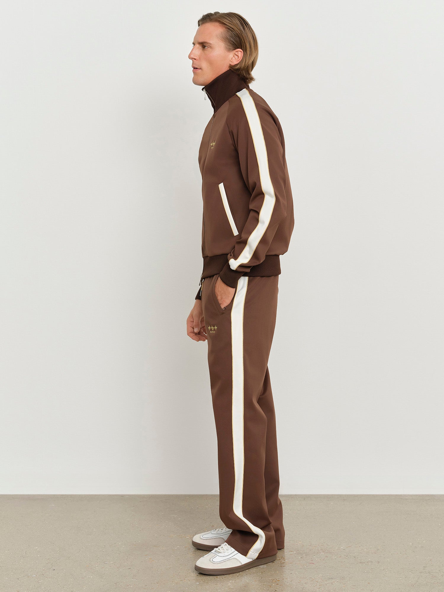 モデル身長181cm、着用サイズ3、着用カラーBROWN