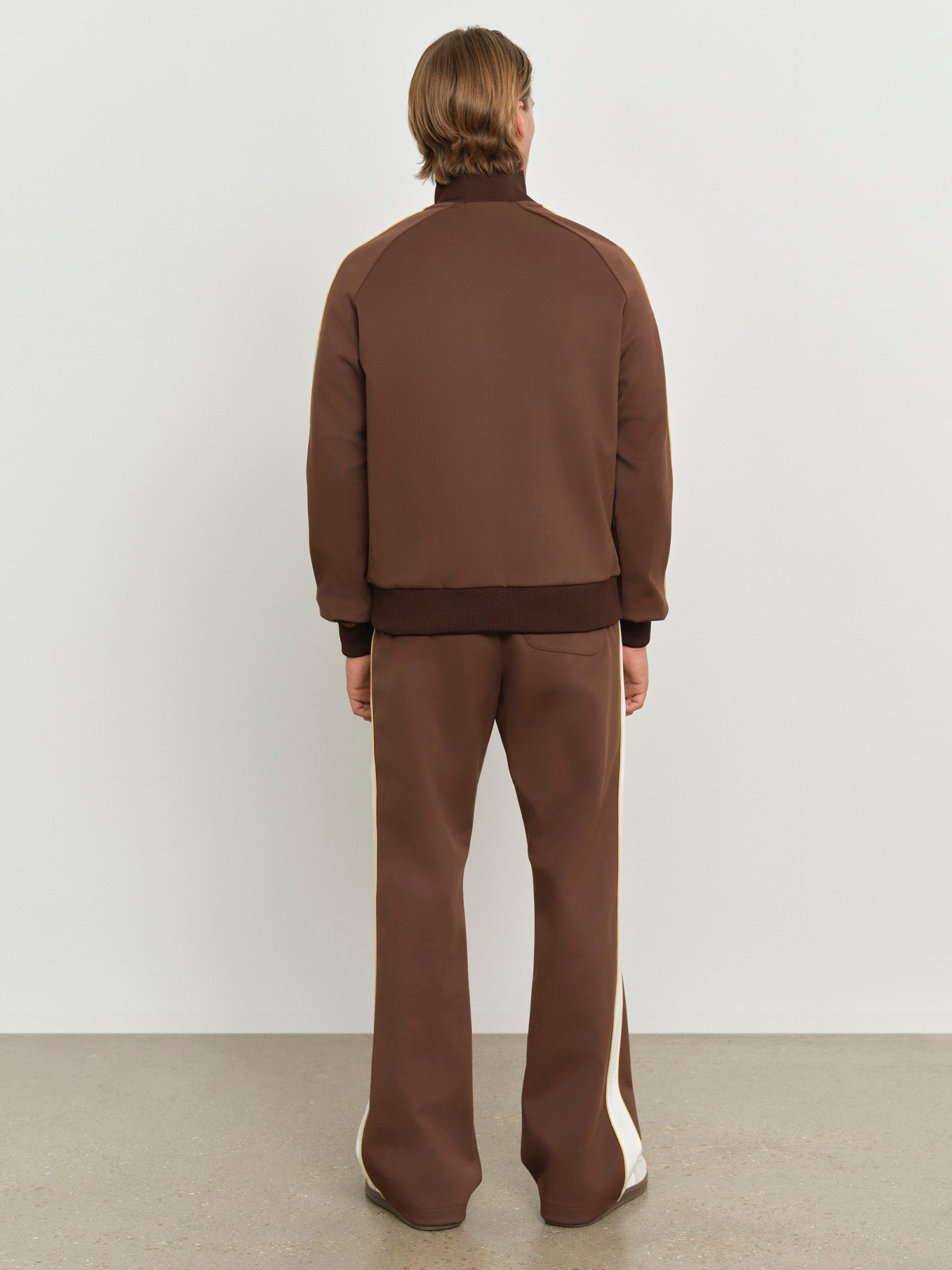 モデル身長181cm、着用サイズ3、着用カラーBROWN