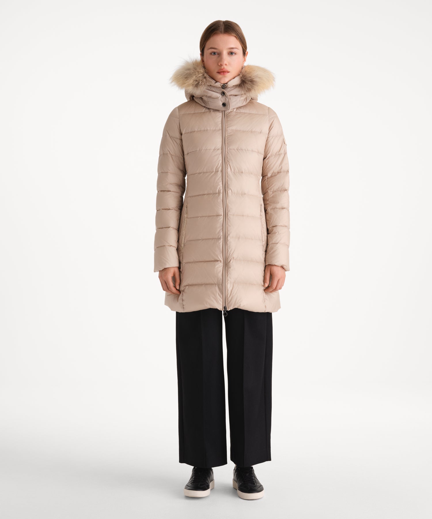 モデル身長175cm、着用サイズ2、着用カラーL.BEIGE