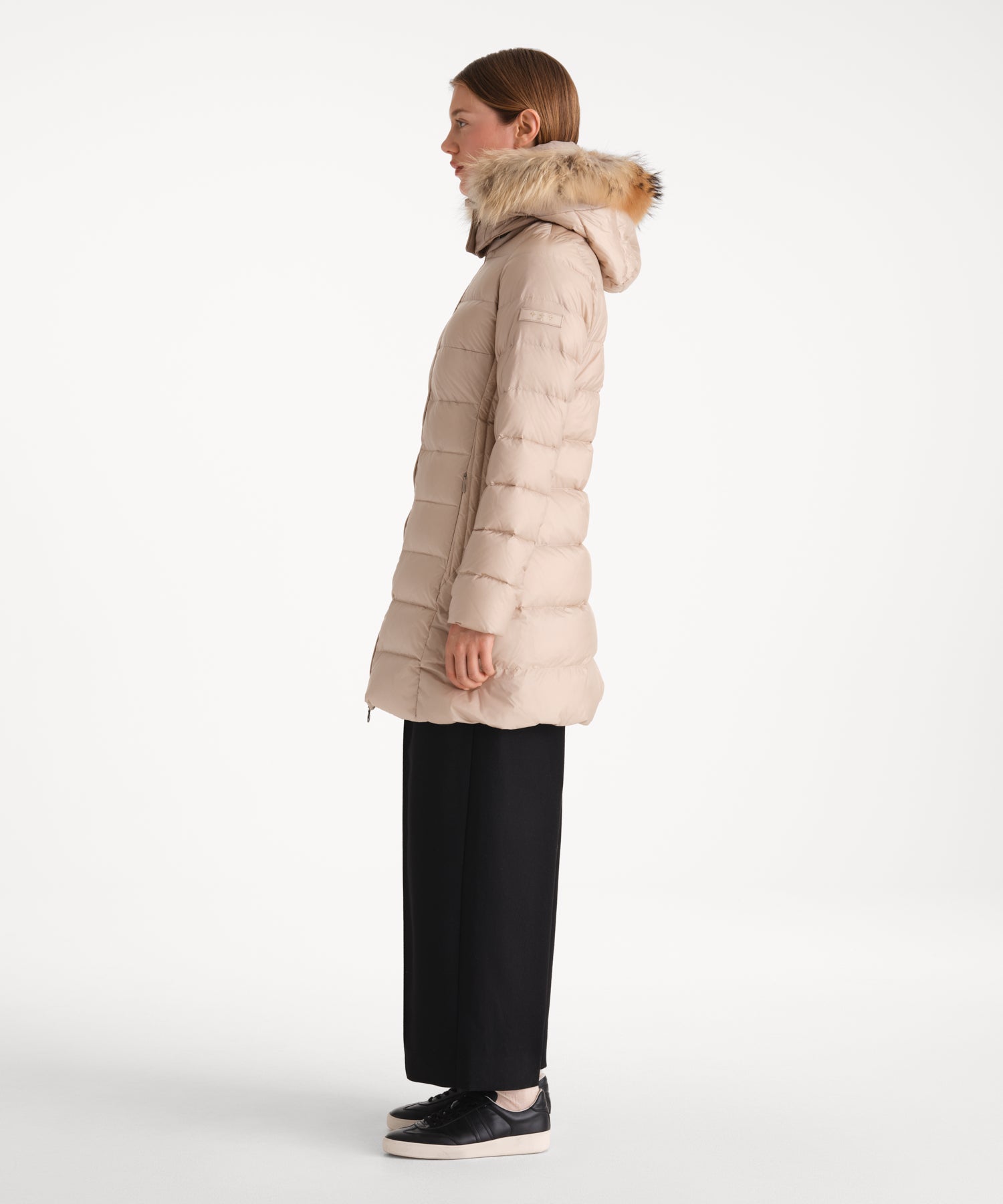 モデル身長175cm、着用サイズ2、着用カラーL.BEIGE