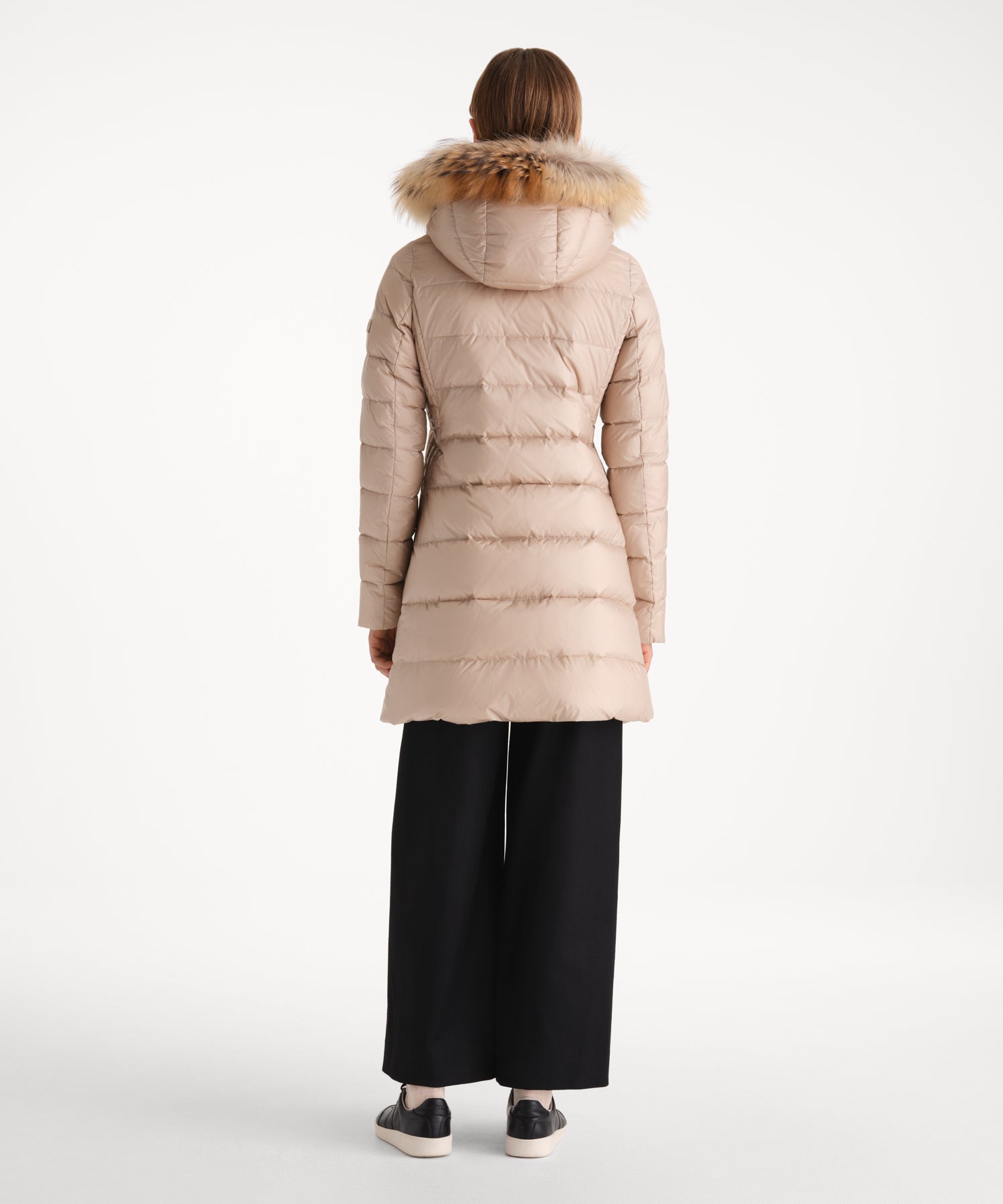 モデル身長175cm、着用サイズ2、着用カラーL.BEIGE